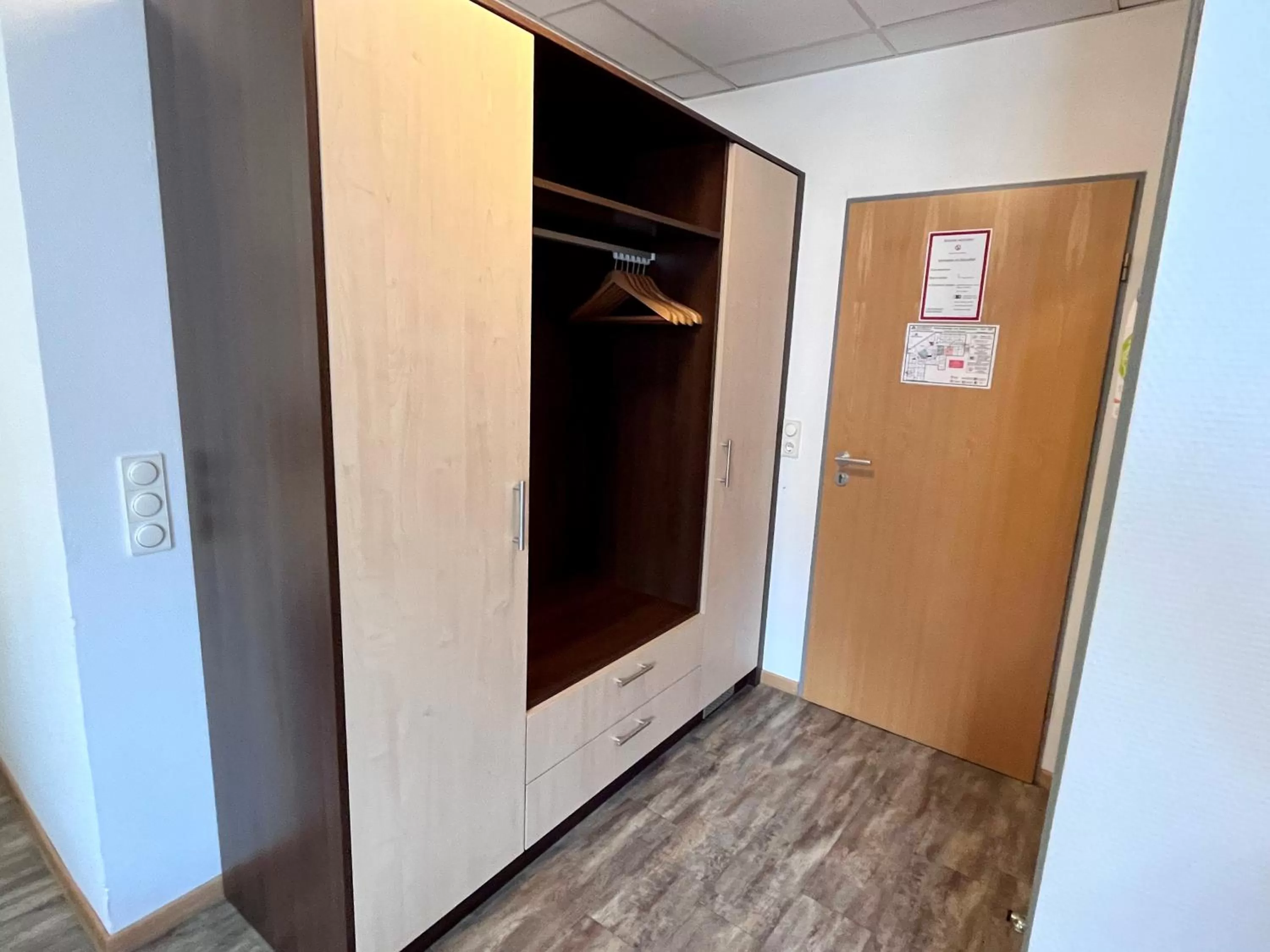 wardrobe in DJH-Gästehaus Bermuda3Eck