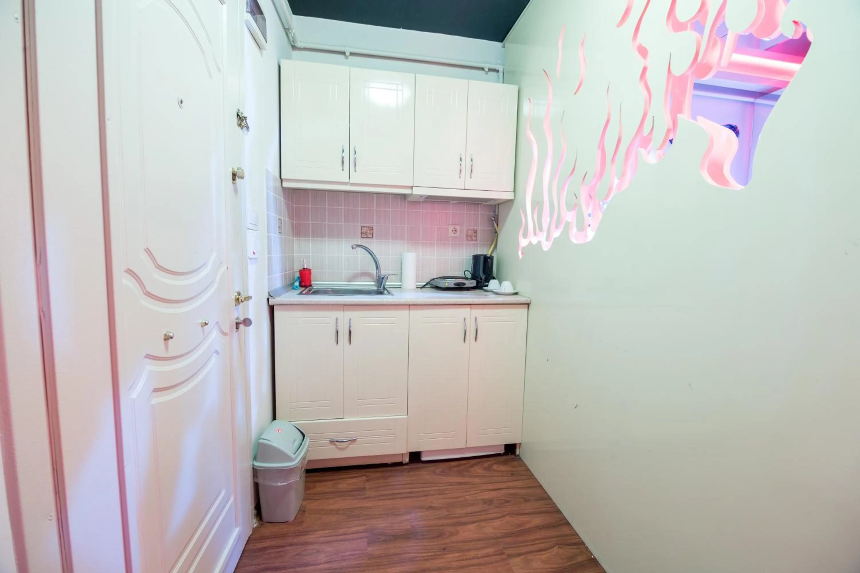 Kitchen or kitchenette in Element Suites