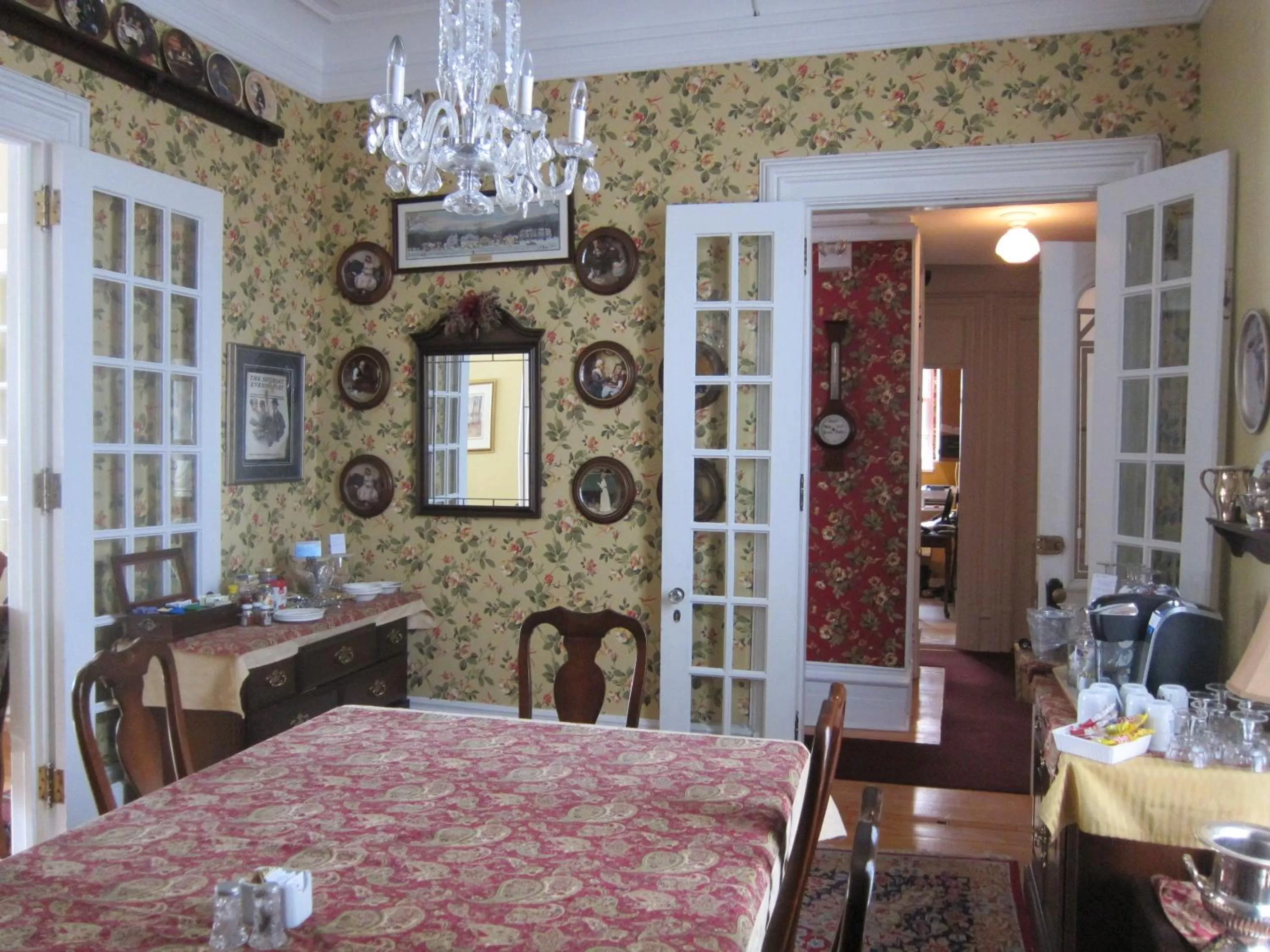 Restaurant/places to eat in McGee's Inn