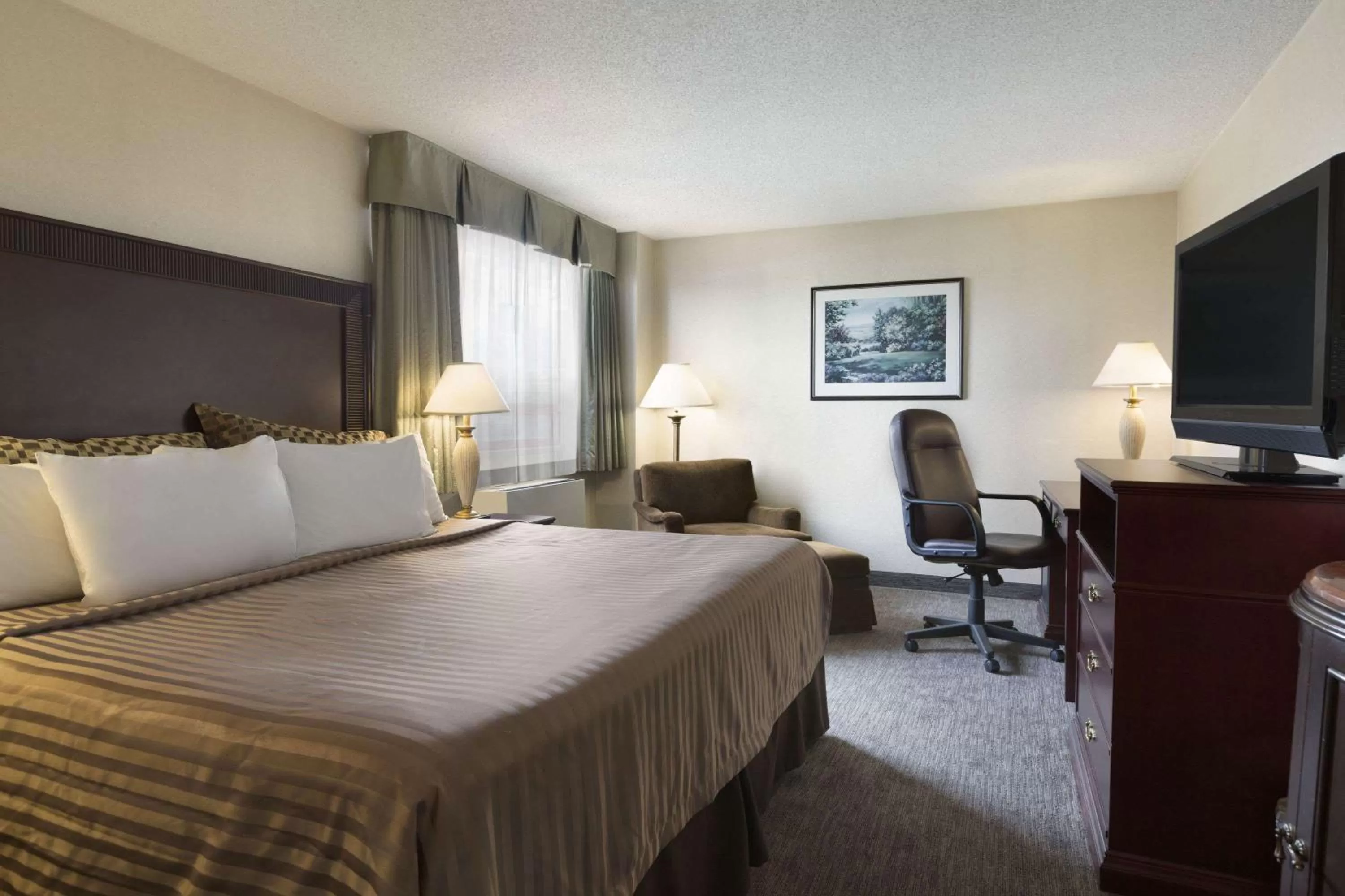 Photo of the whole room, Bed in Travelodge Hotel by Wyndham Vancouver Airport