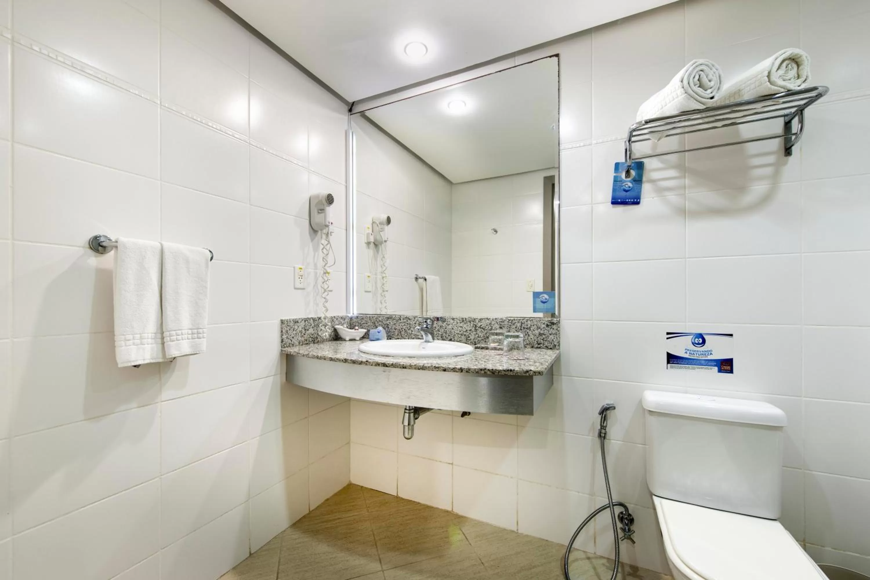 Bathroom in Comfort Suites Macaé