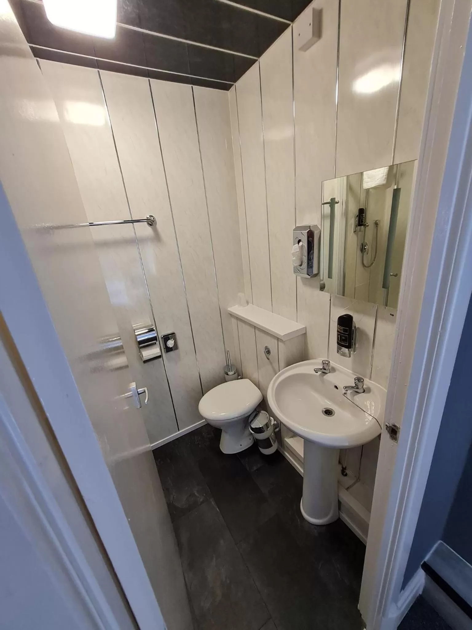 Toilet in Queens Plaza Hotel