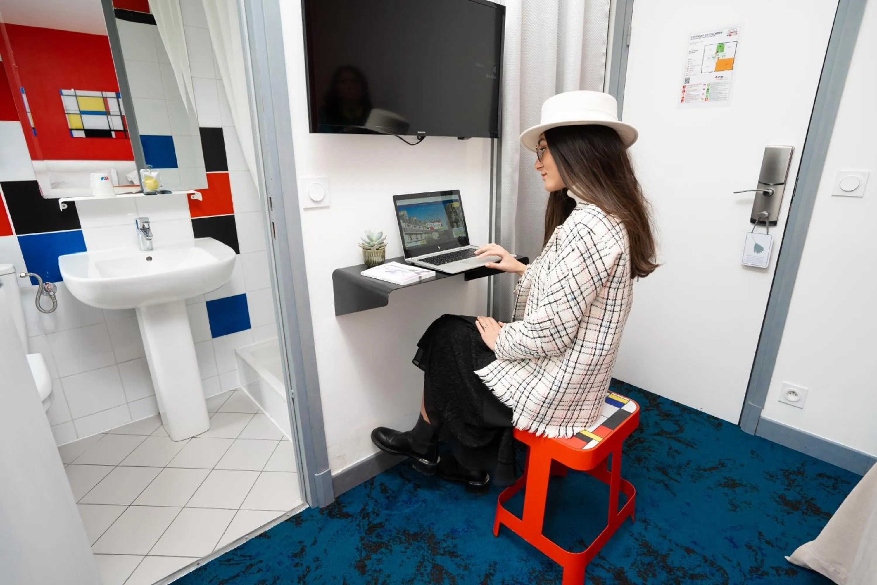 TV and multimedia in Hôtel Du Mont Dore Batignolles