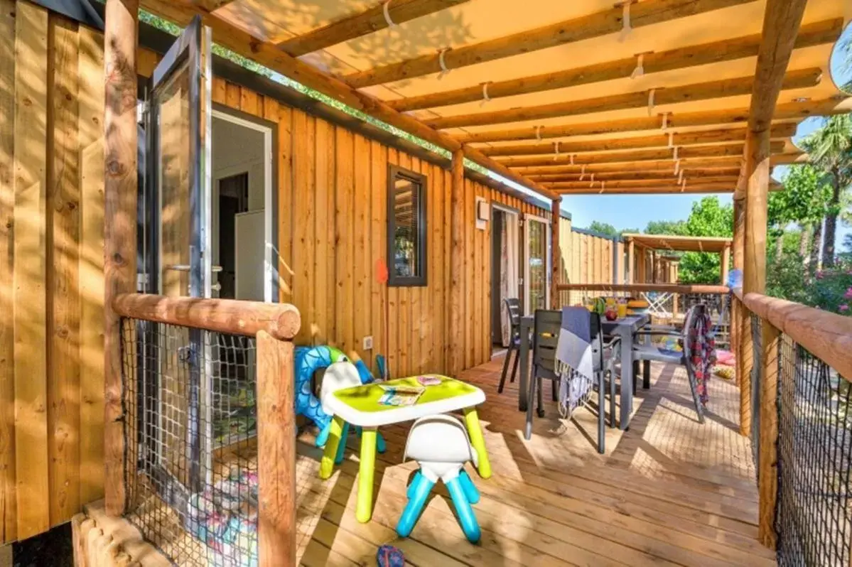 Four-Bedroom Cottage VIP with Spa in Camping Le Parc de Paris Four-Bedroom Cottage VIP with Spa in Camping Le Parc de Paris