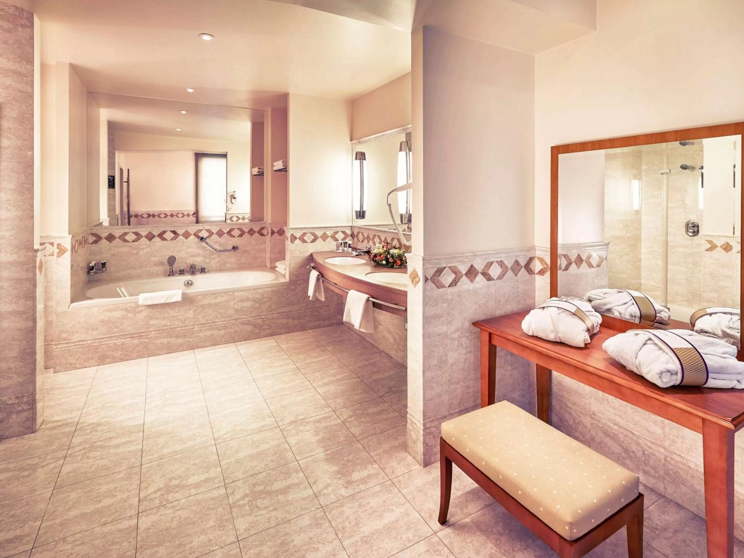 Photo of the whole room, Bed in Hotel Mercure Poznań Centrum