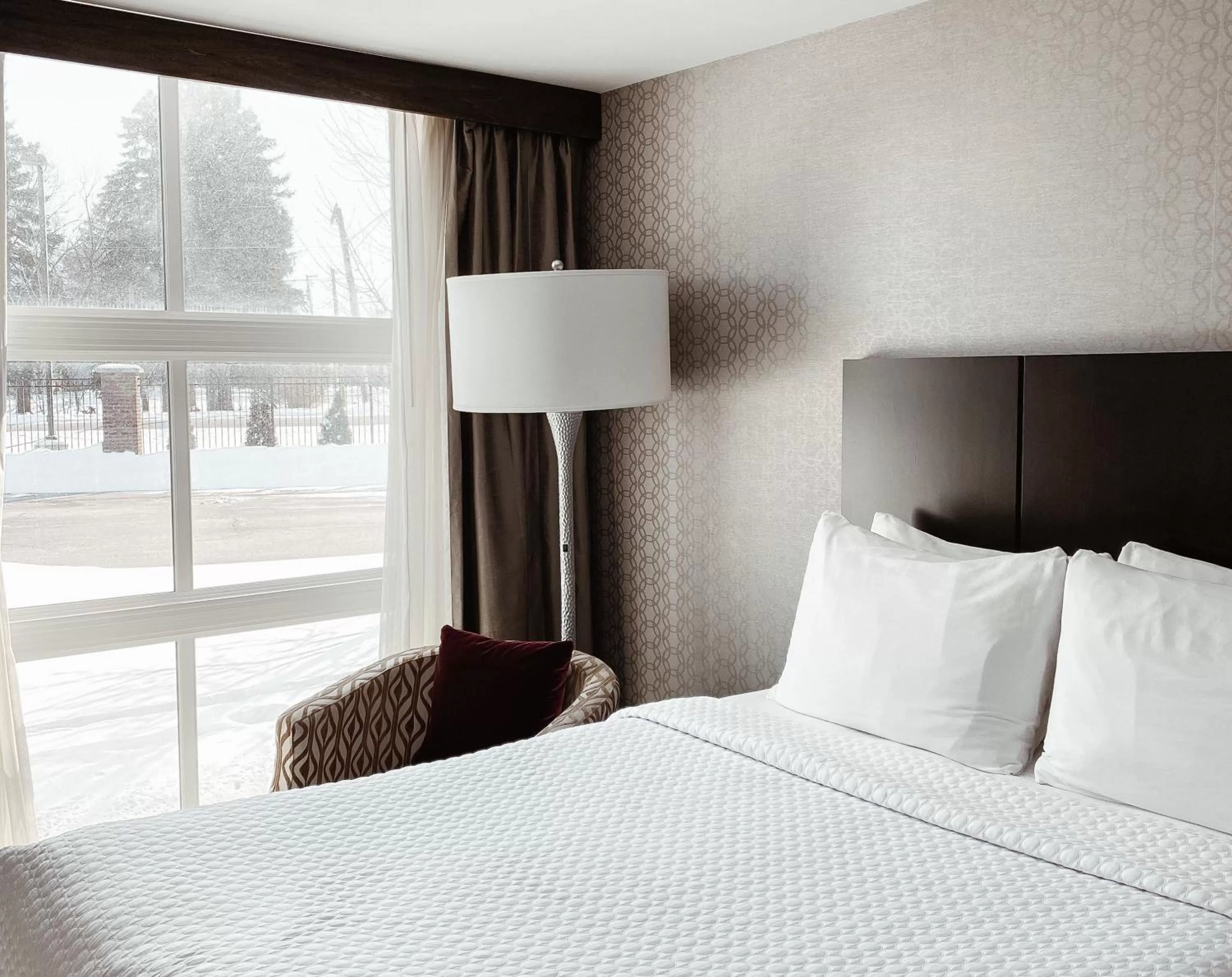 Photo of the whole room, Bed in Crowne Plaza Chicago SW - Burr Ridge by IHG