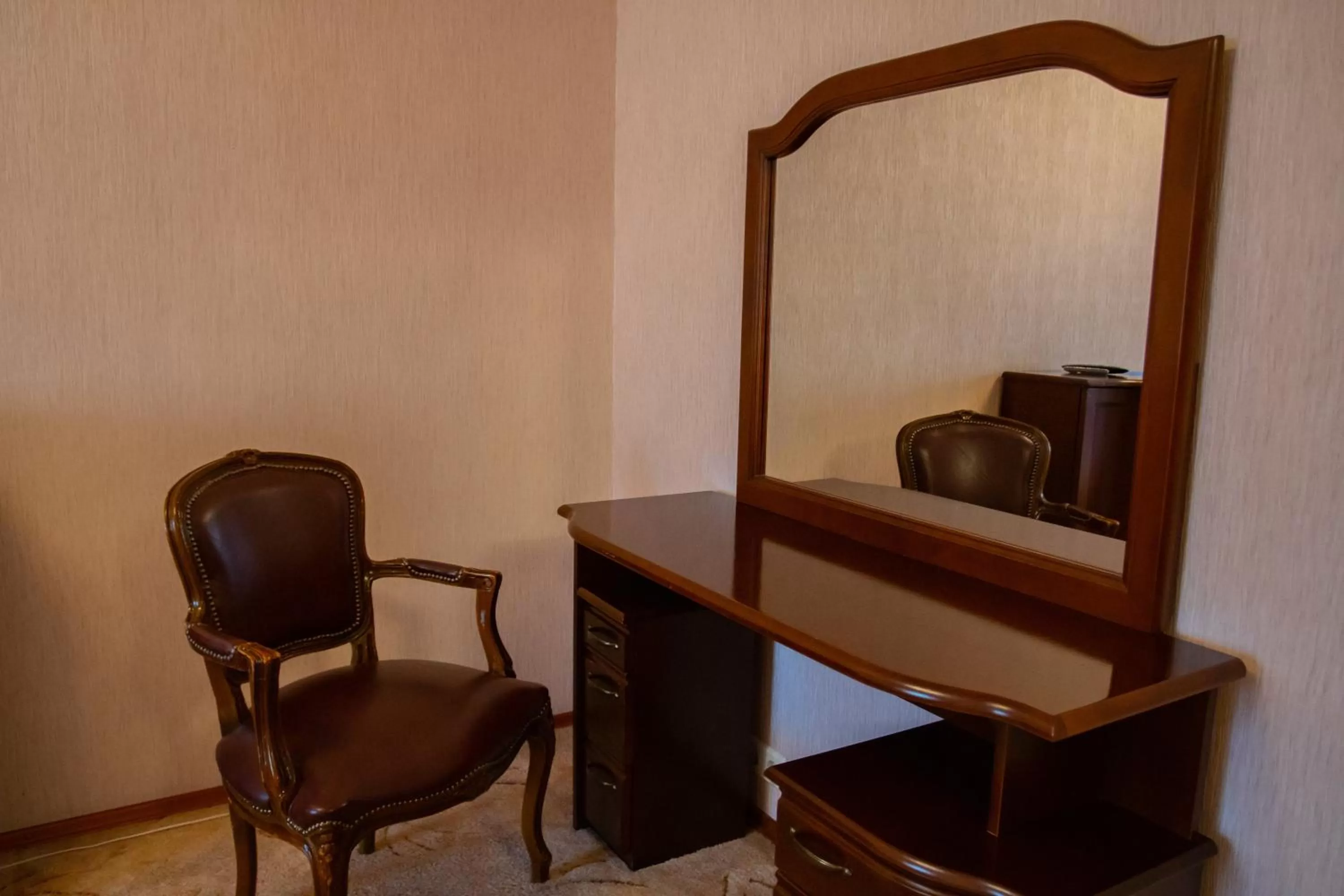 Bedroom, Seating Area in Kamelot