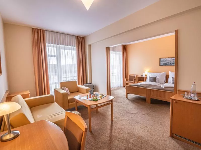 Photo of the whole room, Seating Area in Szent János Hotel