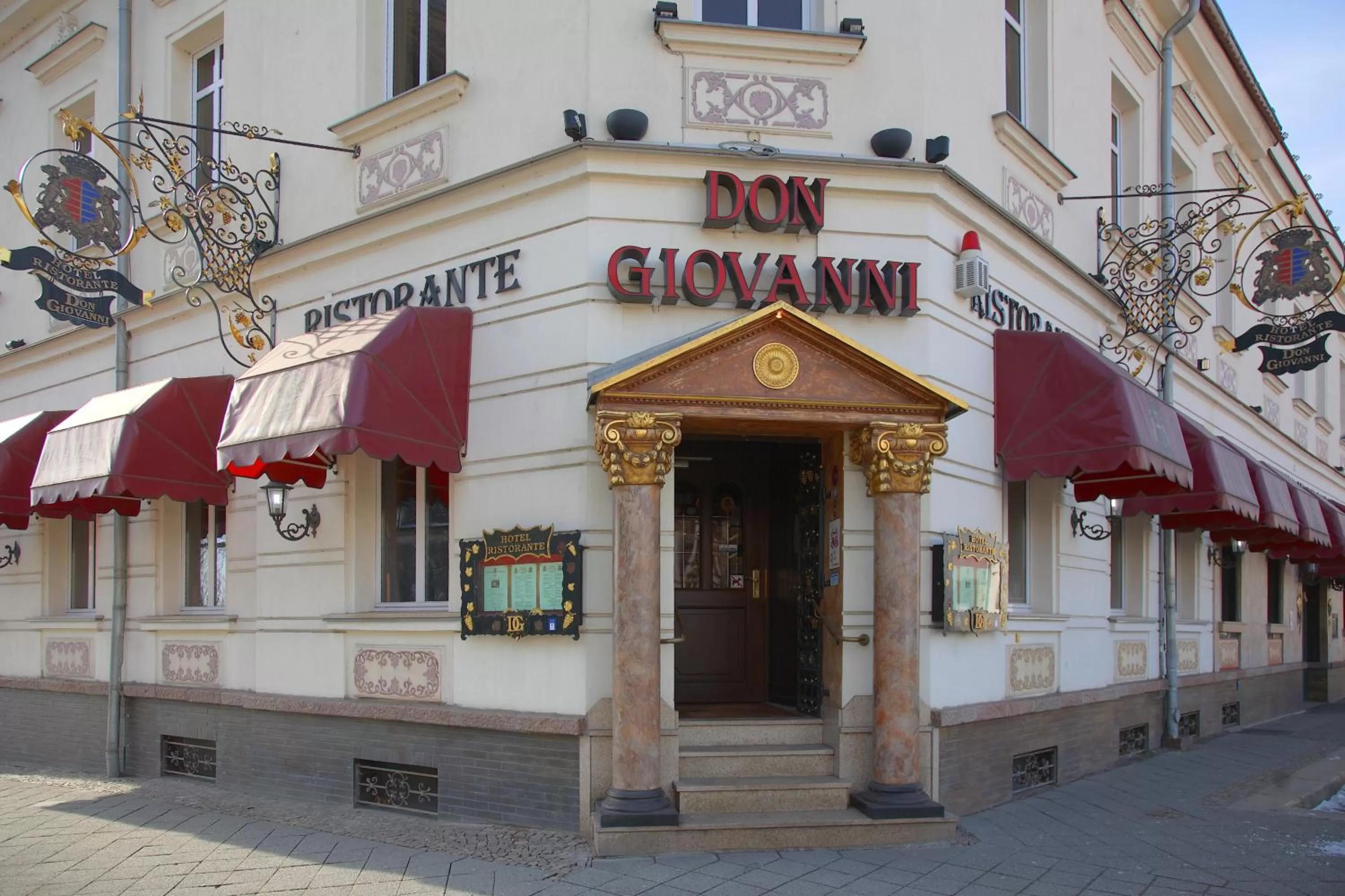 Facade/entrance in Hotel Don Giovanni