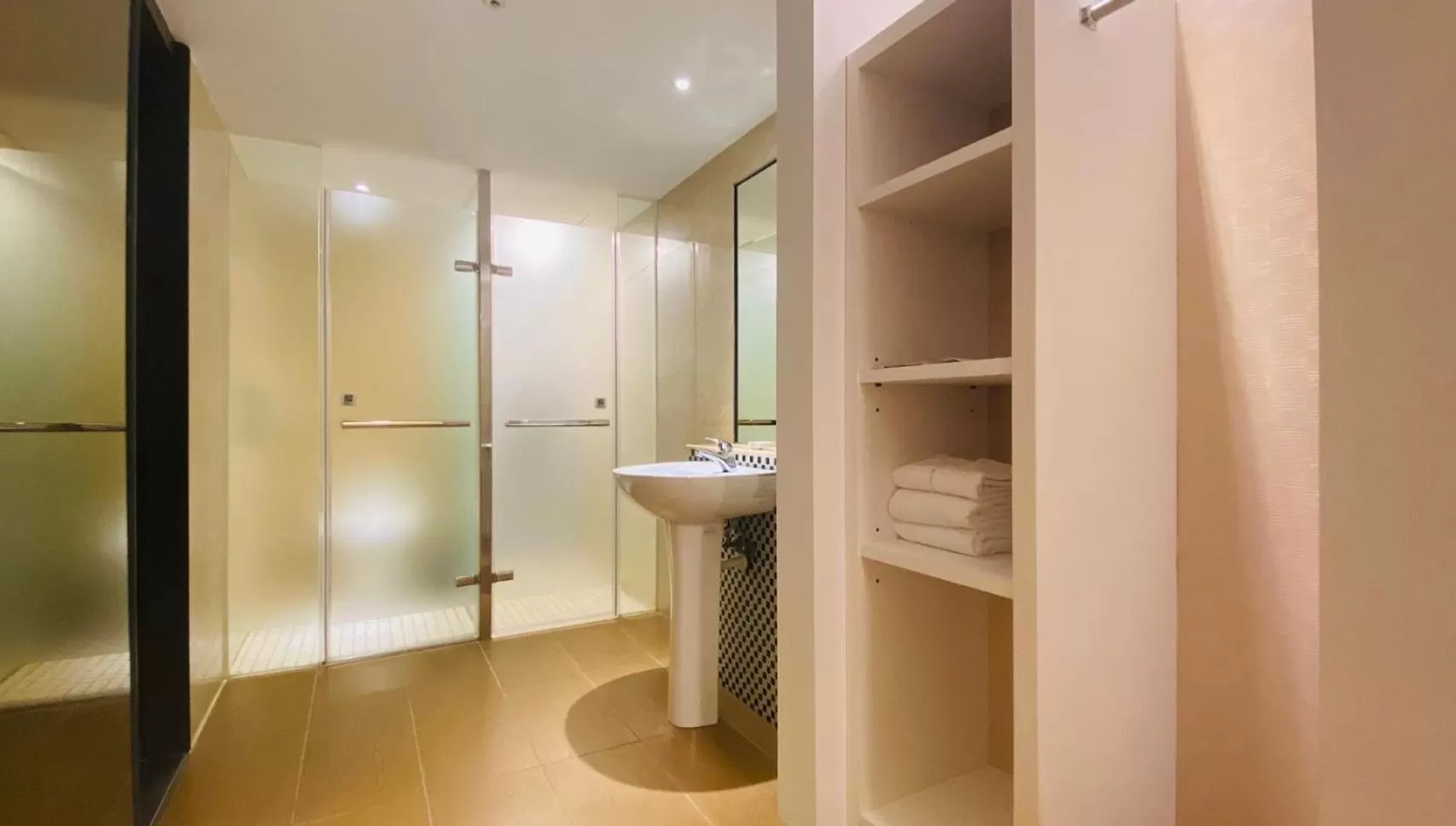 Bathroom in Artinn藝築文旅-台北站前館