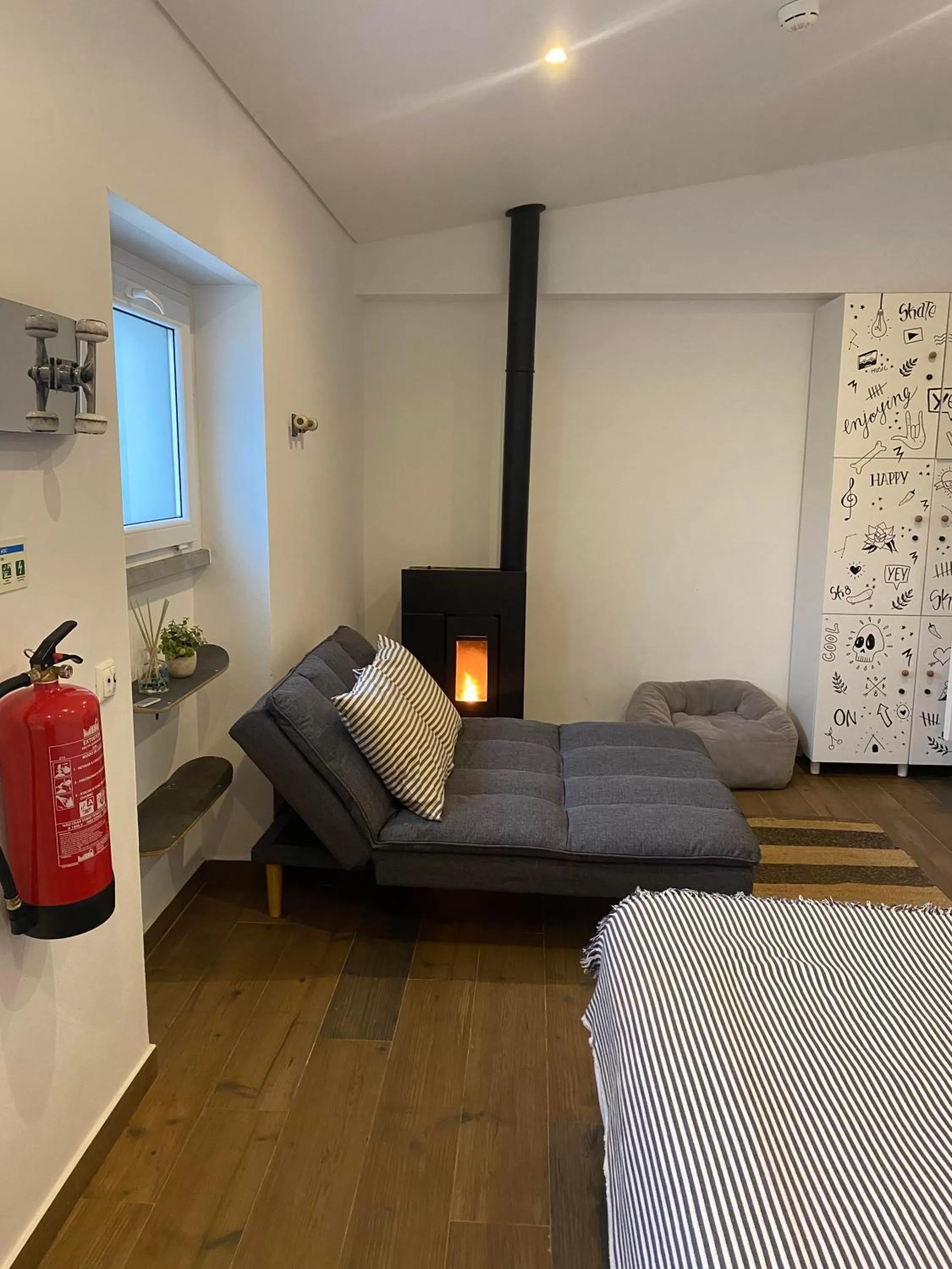 Bedroom, Bed in Azen Cool House