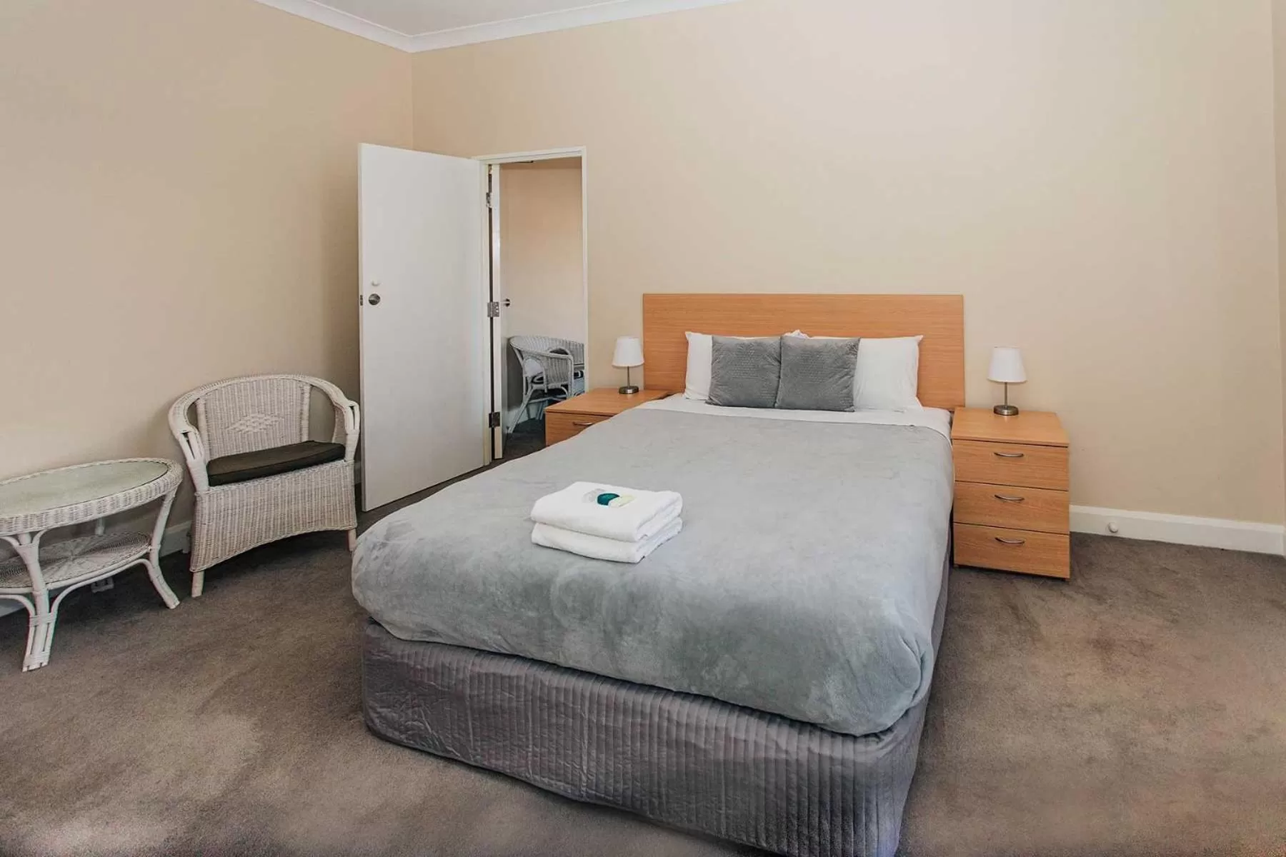 Bedroom, Bed in Settlers Hotel York