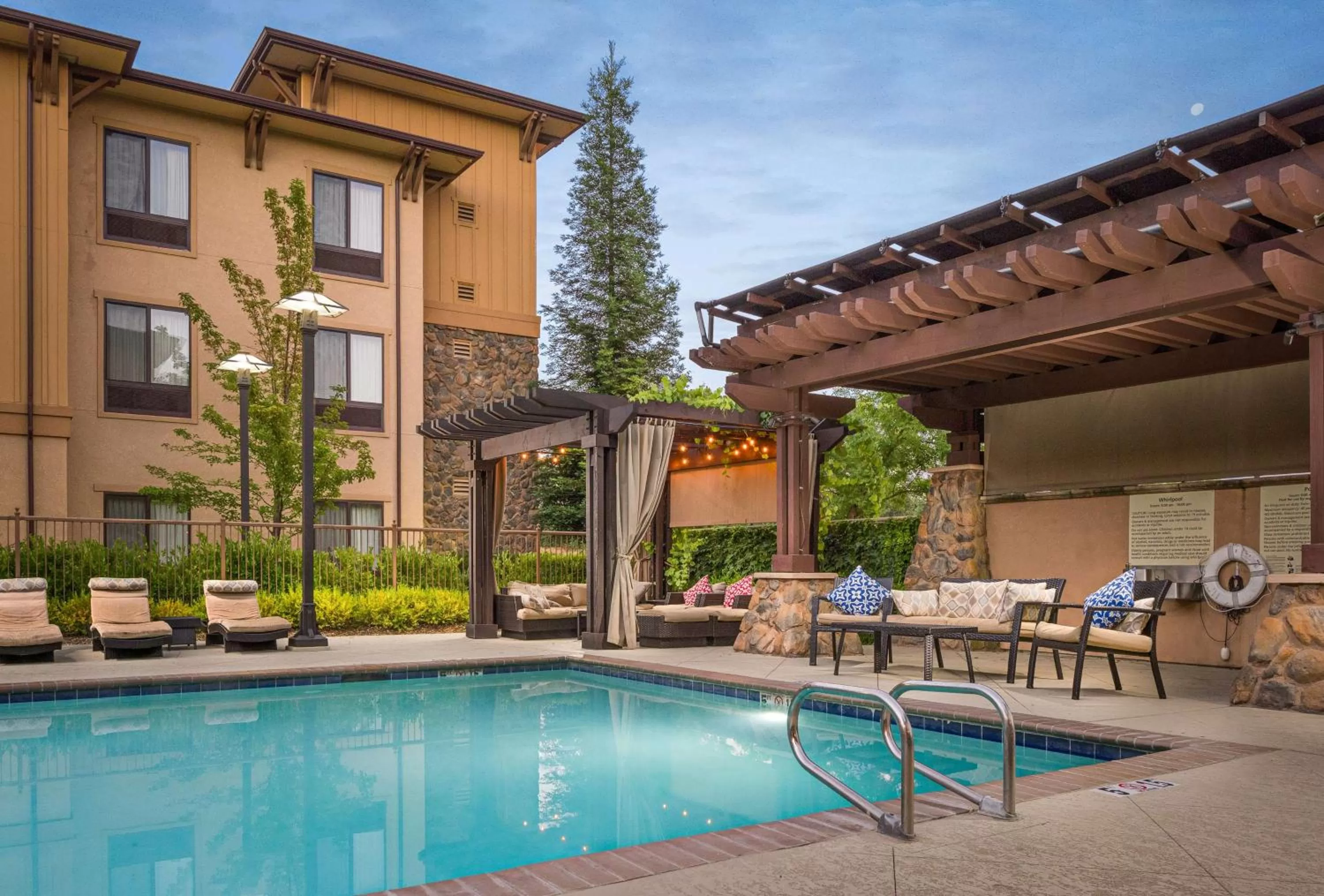 Property building in Hampton Inn & Suites Windsor-Sonoma Wine Country