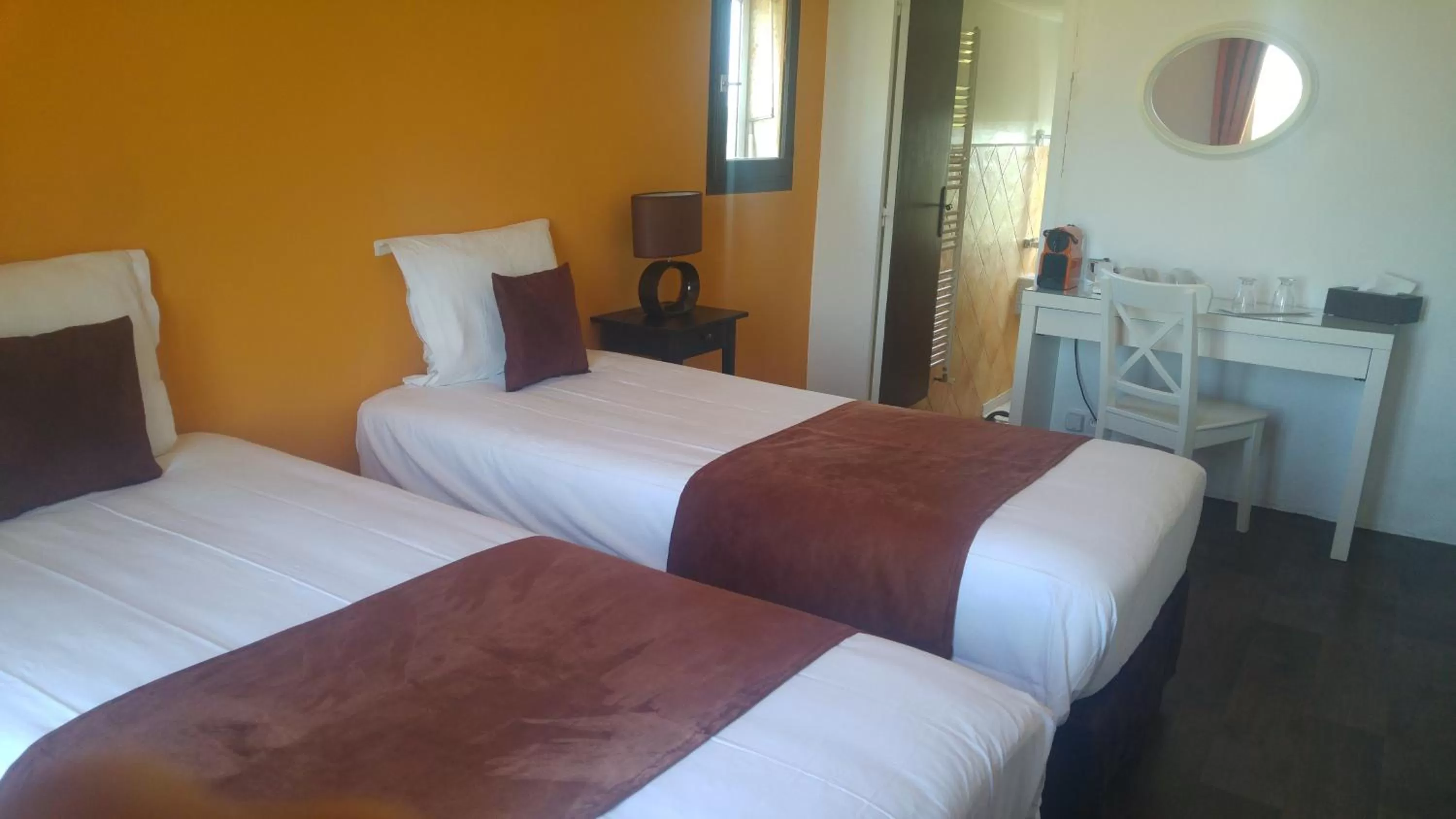 Photo of the whole room, Bed in Le Moulin de Varrians