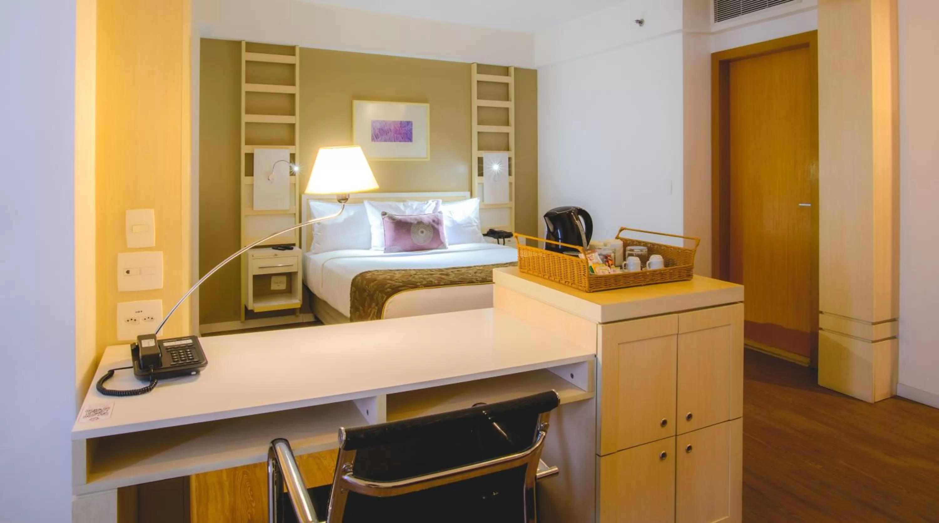 Photo of the whole room, Bed in Comfort Suites Alphaville