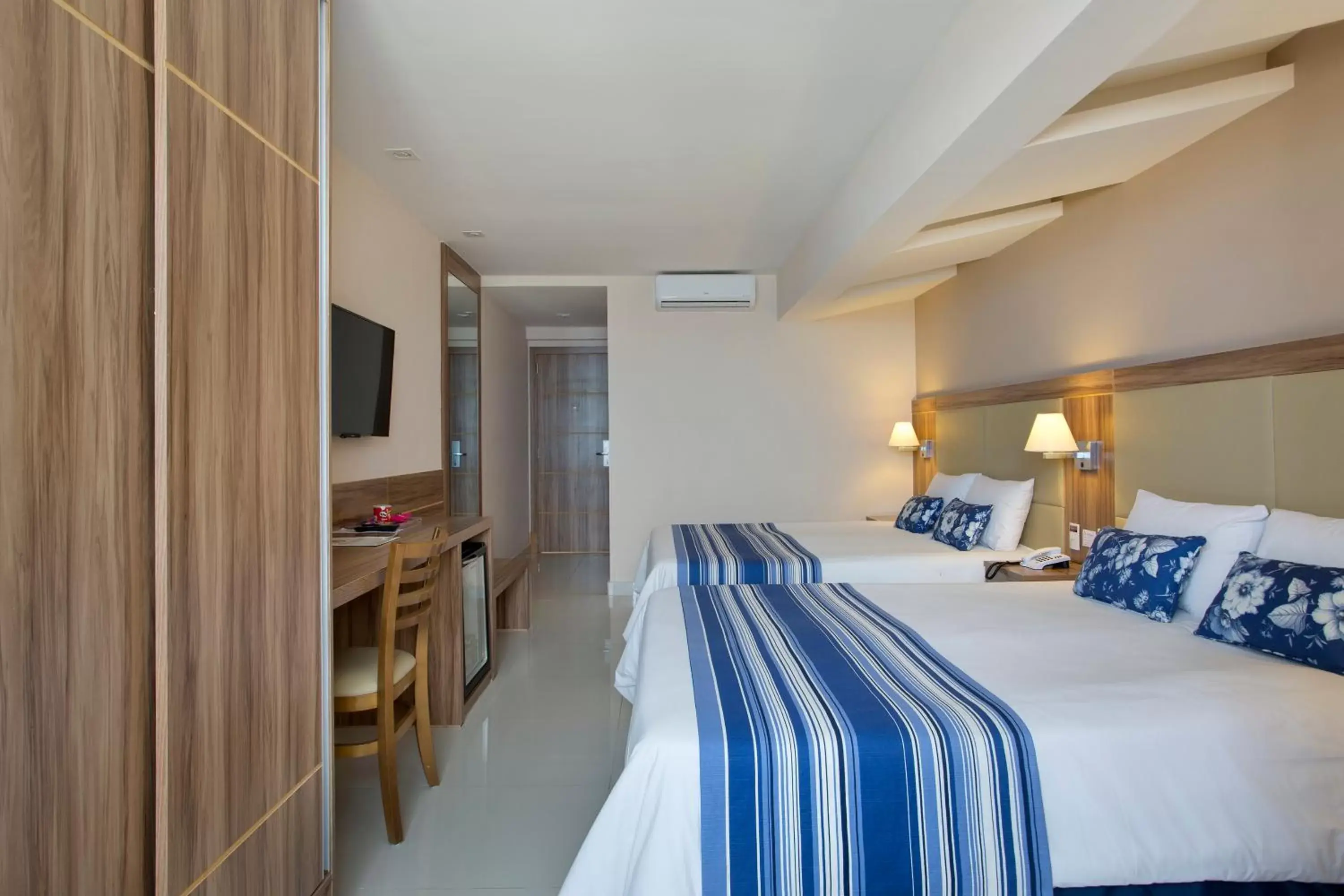 Standard Quadruple Room in Hotel Atlantico Praia Standard Quadruple Room in Hotel Atlantico Praia