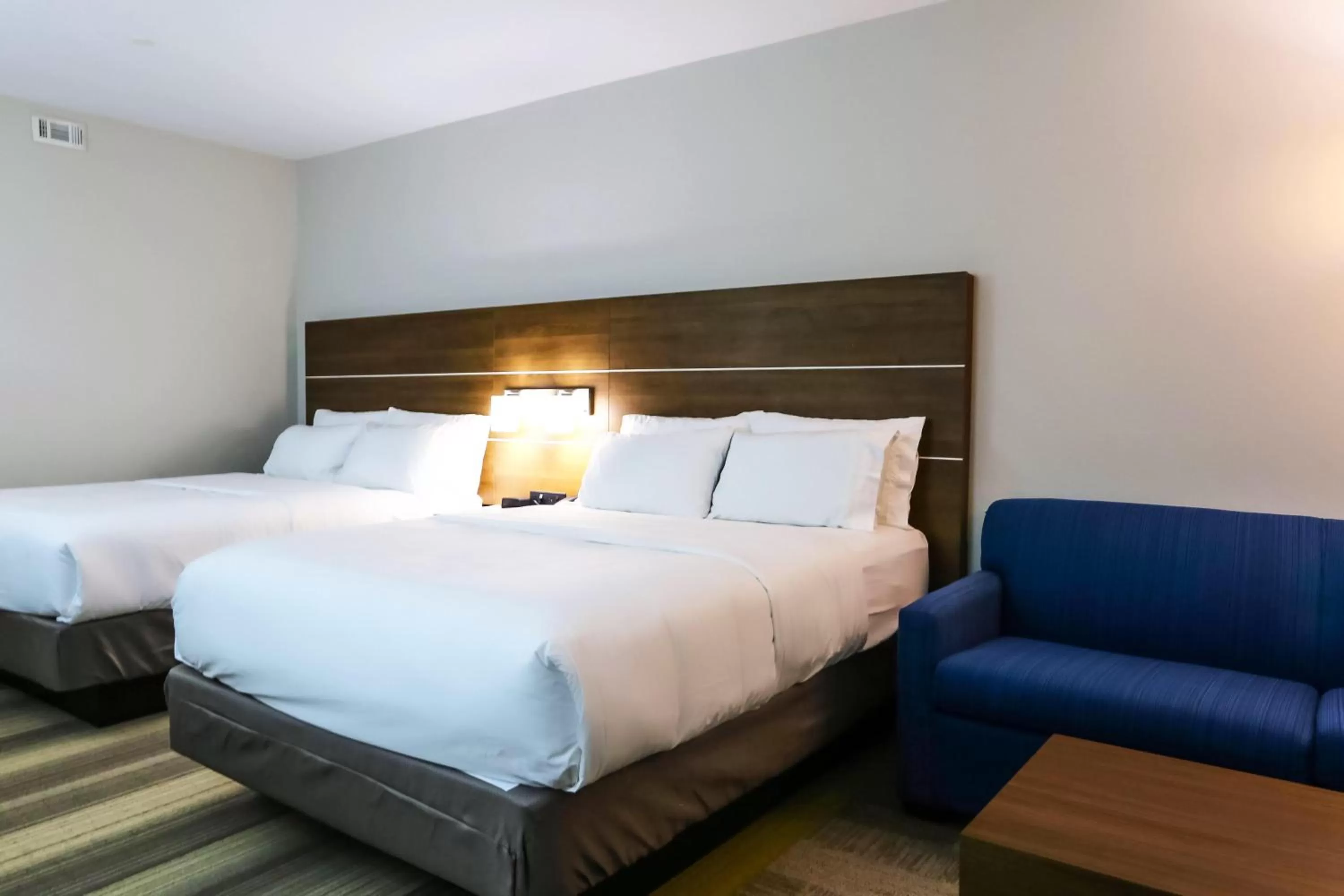 Photo of the whole room, Bed in Holiday Inn Express & Suites - Houston IAH - Beltway 8 by IHG
