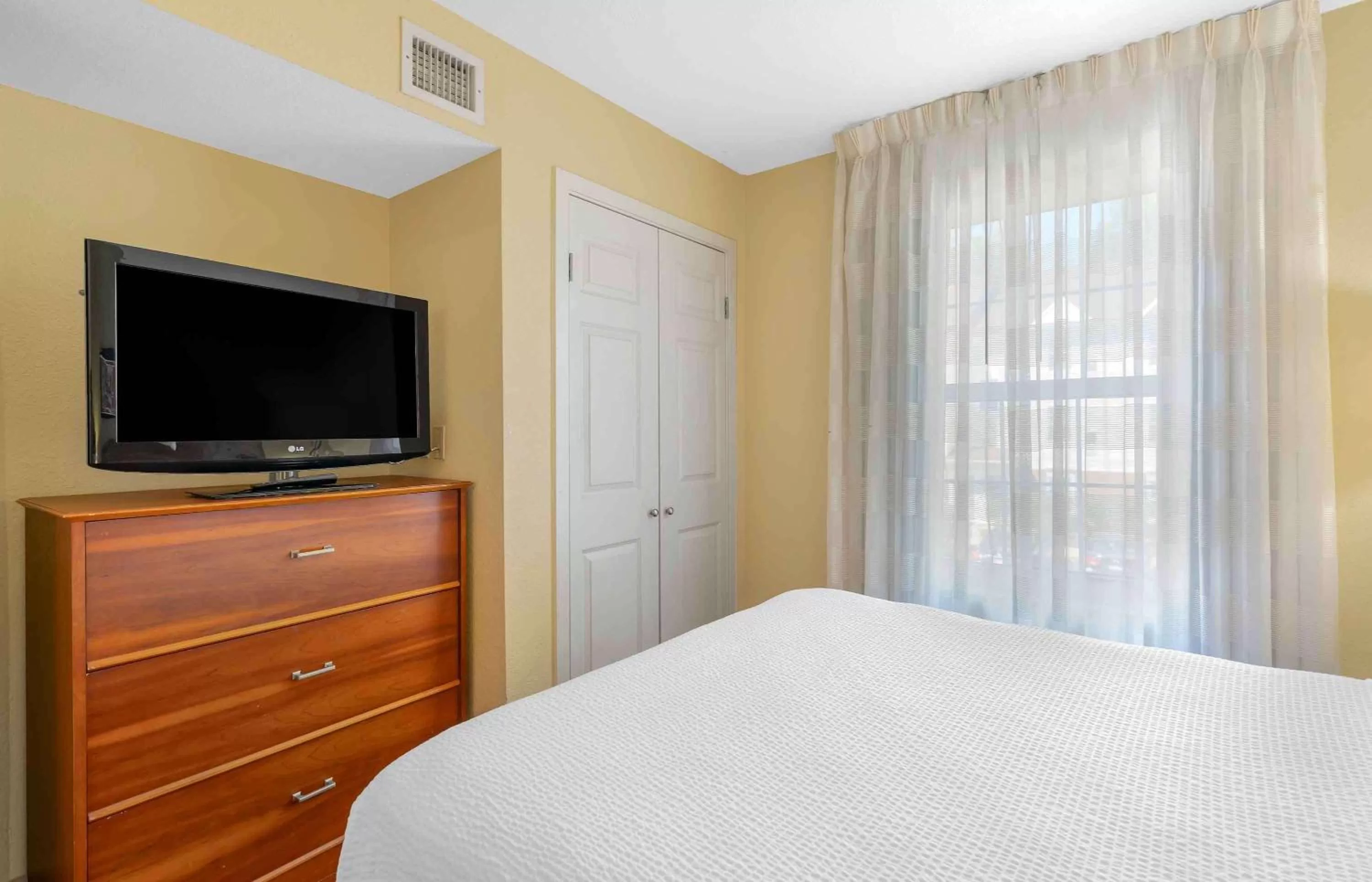 Bedroom, Bed in Extended Stay America Suites - Newport News - Yorktown