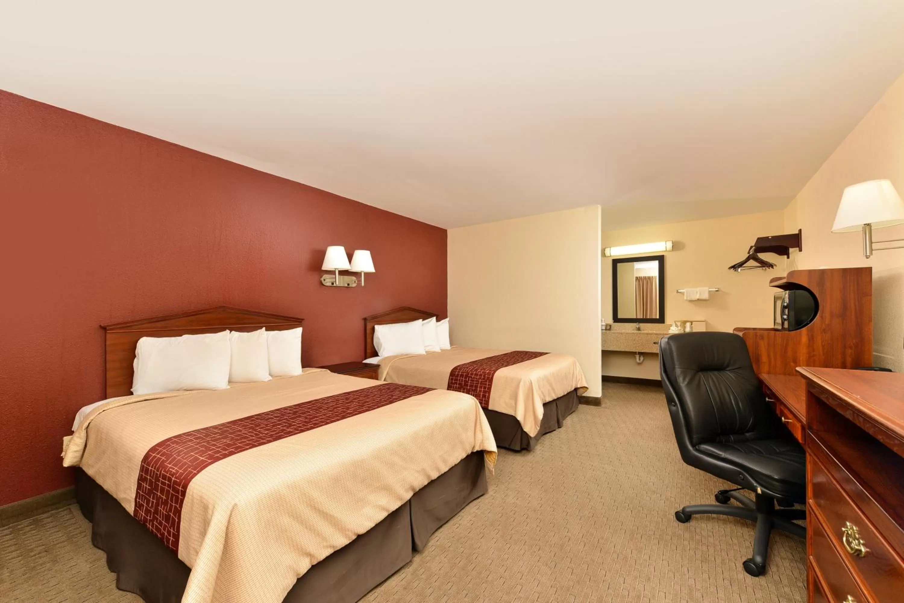 Photo of the whole room, Bed in Red Roof Inn Dalton