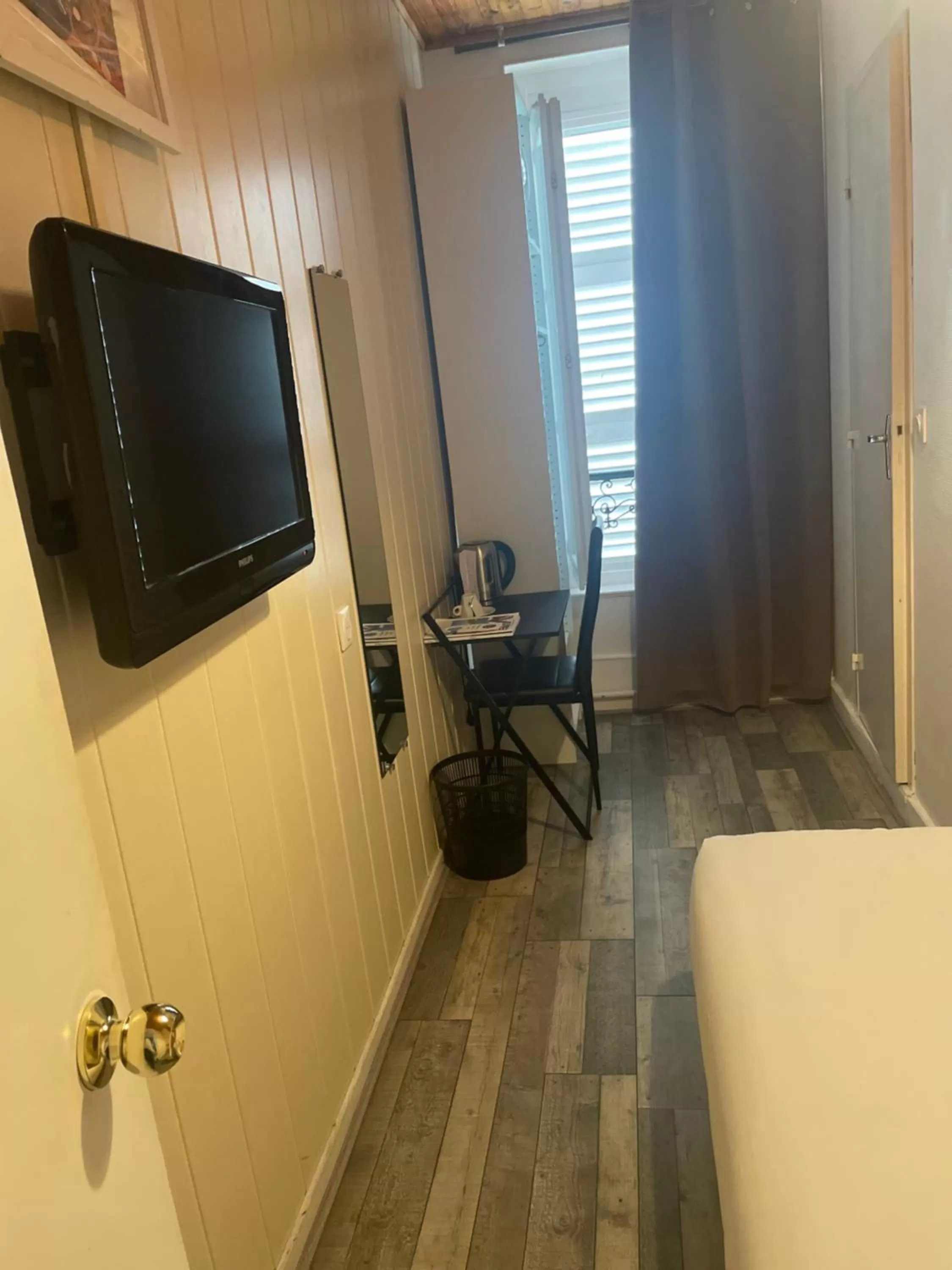 TV and multimedia, TV/Entertainment Center in Hôtel & Restaurant Le Patio VICHY