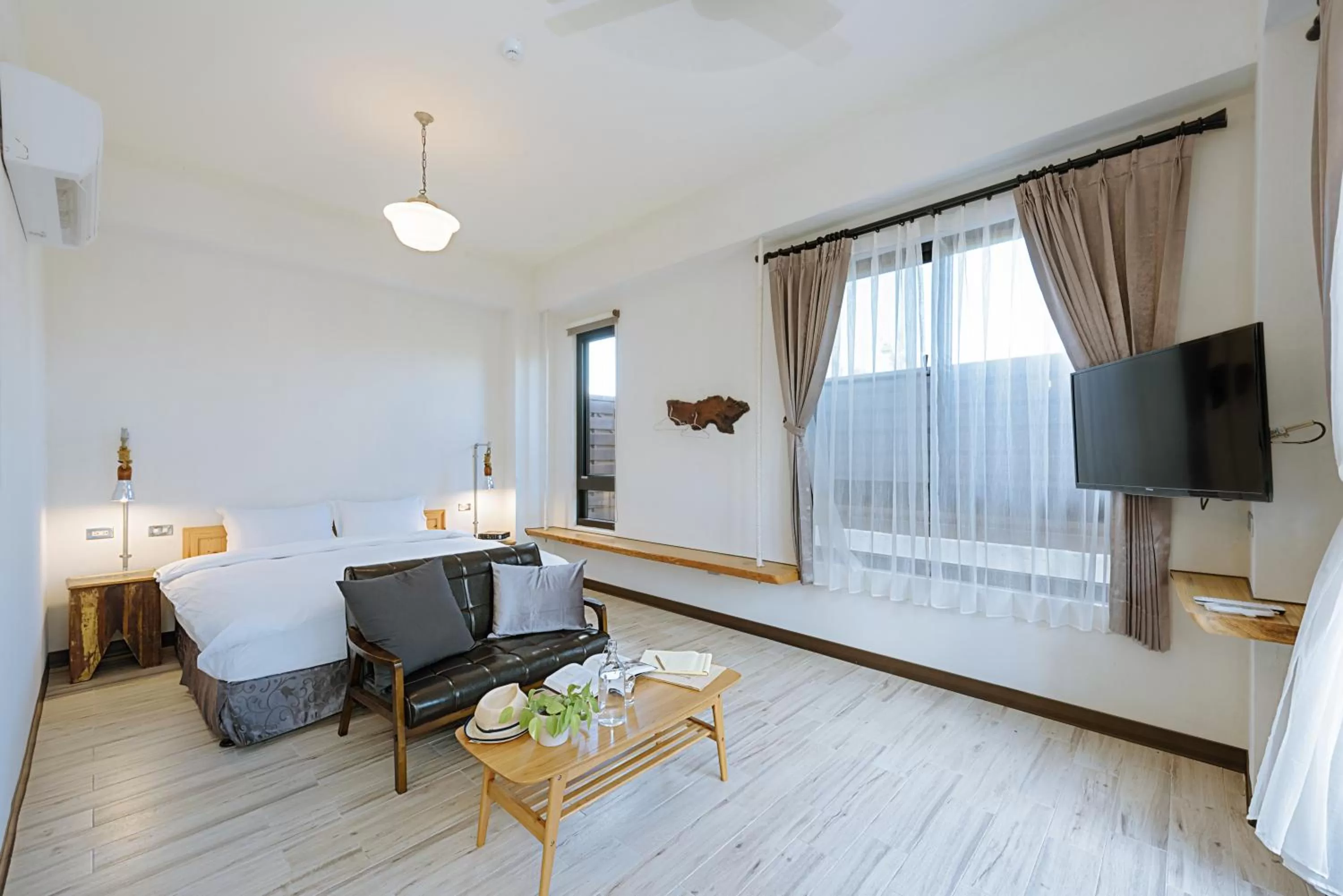 TV and multimedia, TV/Entertainment Center in Chillax Inn B&B