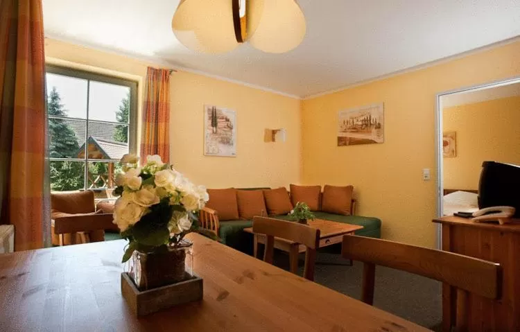 Photo of the whole room, Restaurant/Places to Eat in Landhaus Tonmühle