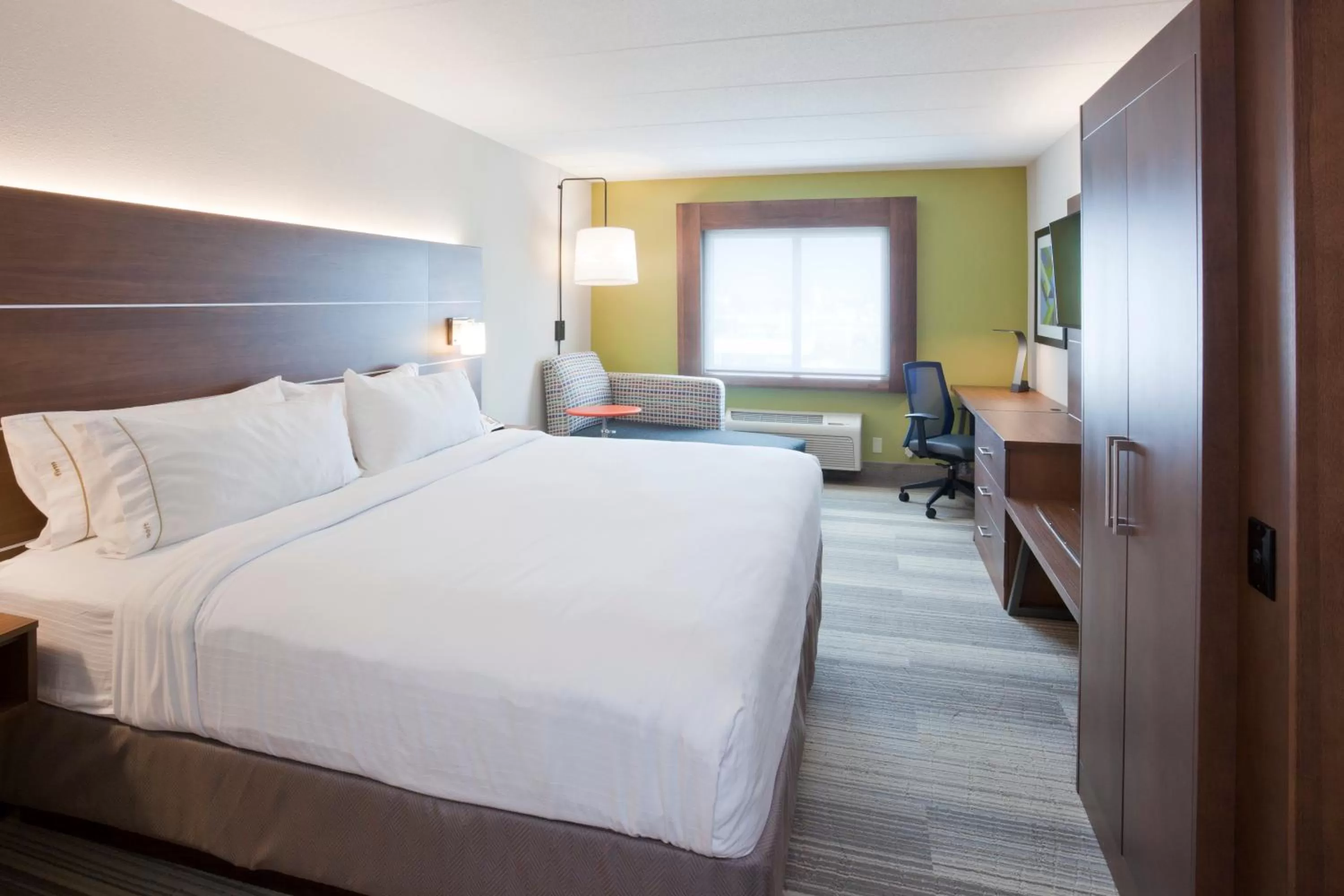 Photo of the whole room, Bed in Holiday Inn Express Roseville-St. Paul by IHG