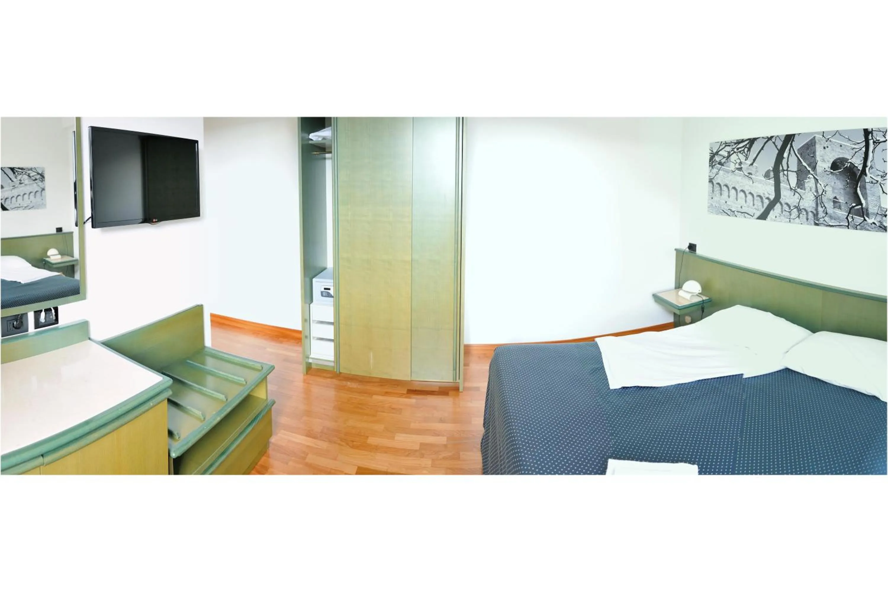 Photo of the whole room, Bed in Rometta Hotel