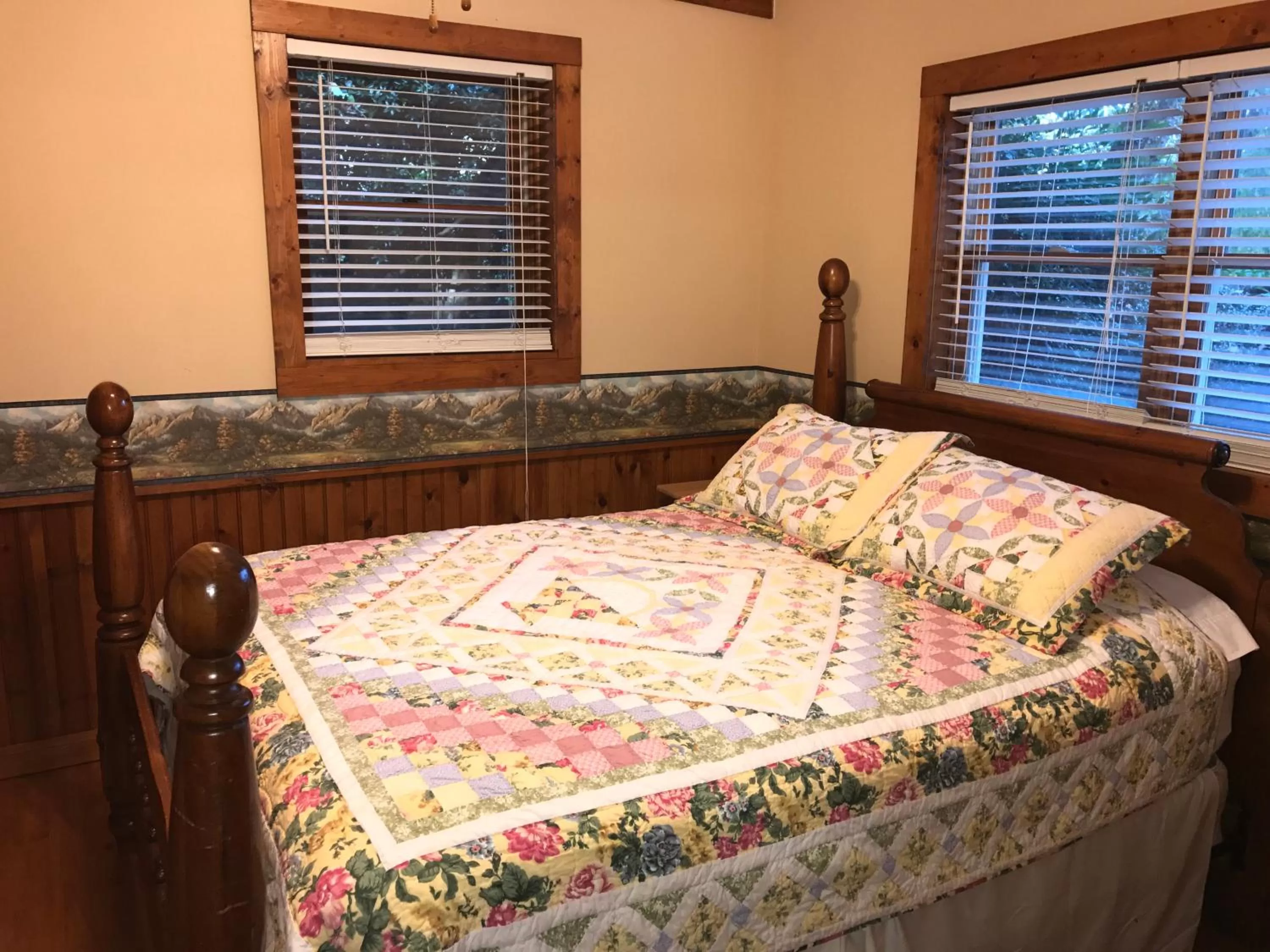 Bed in Mountain Aire Cottages, Inn, & Glamping