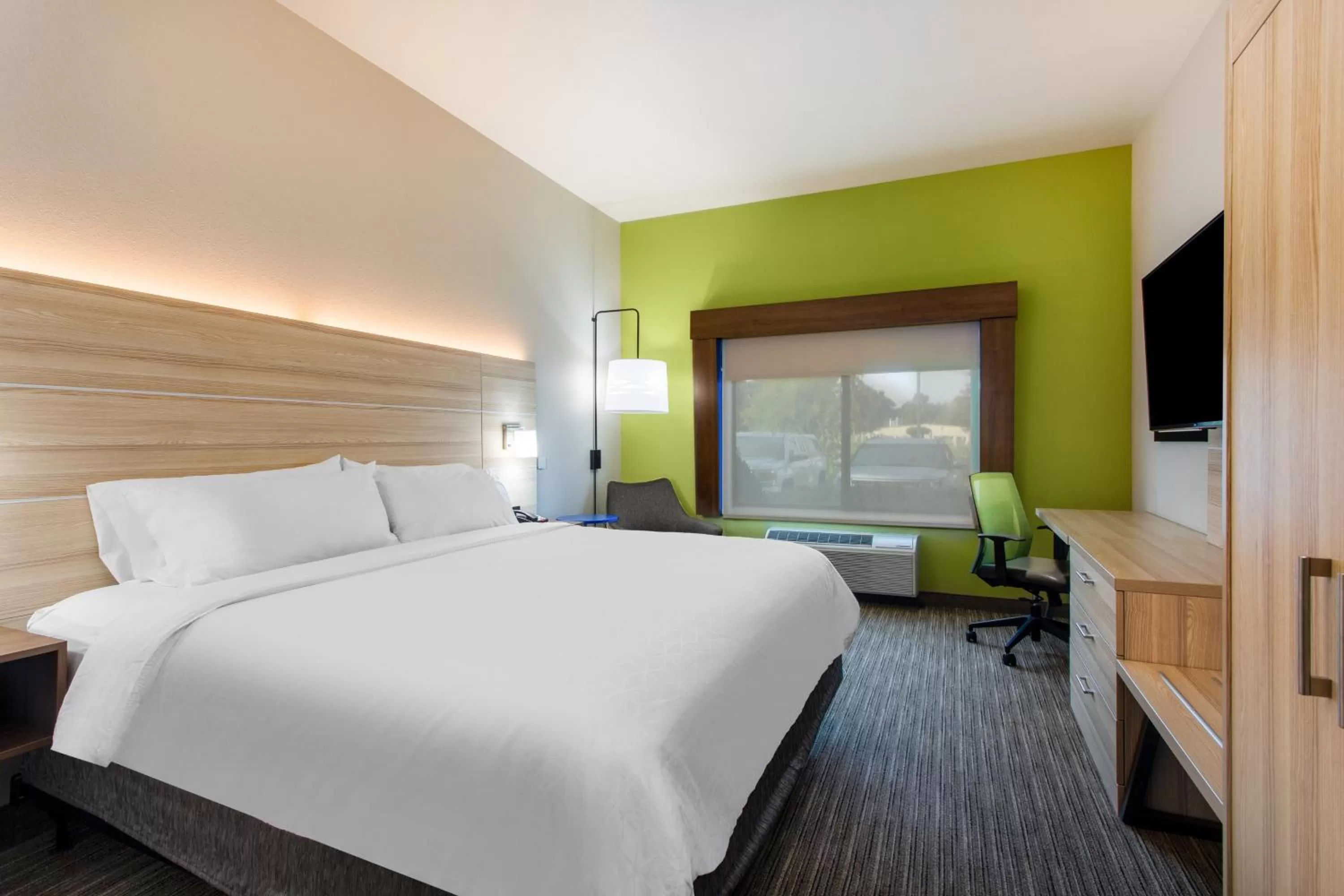 Photo of the whole room, Bed in Holiday Inn Express Hotel & Suites Lewisburg by IHG