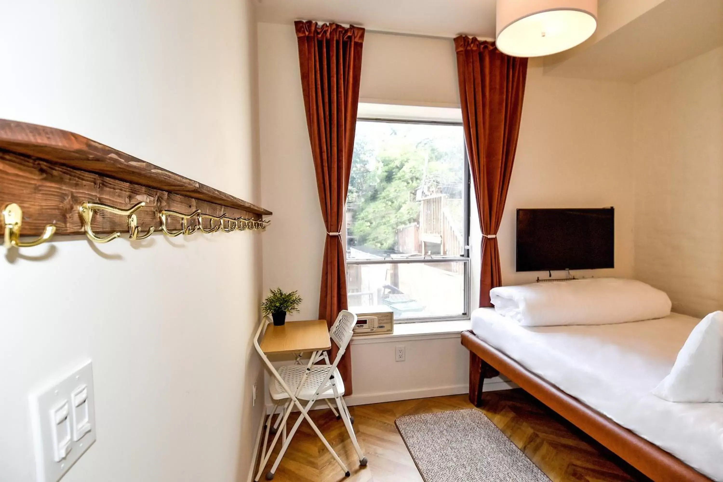 Lobby Level Deluxe Queen (Accessible) (Plus Extra Fold-Out Floor Mattress) in HighRoad Washington DC Lobby Level Deluxe Queen (Accessible) (Plus Extra Fold-Out Floor Mattress) in HighRoad Washington DC