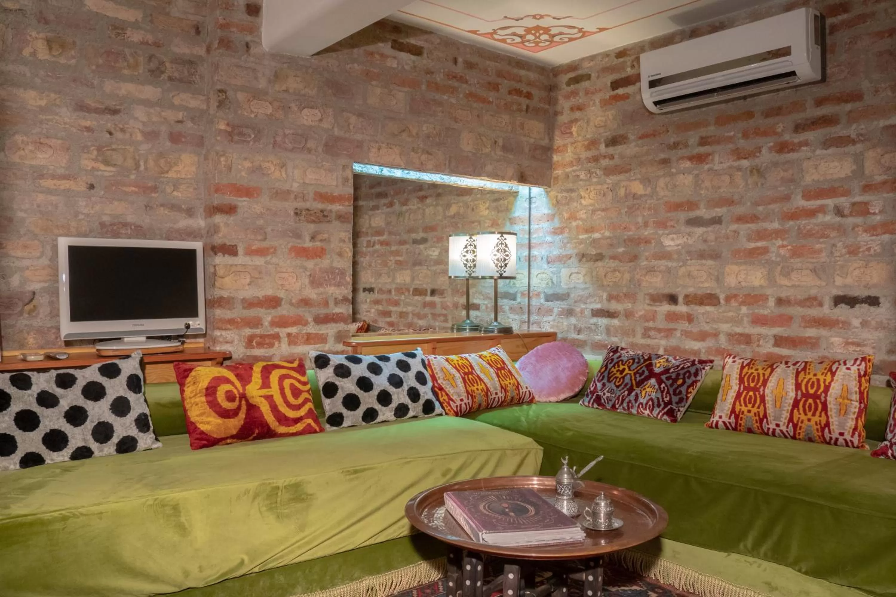 TV and multimedia in Hotel Niles Istanbul