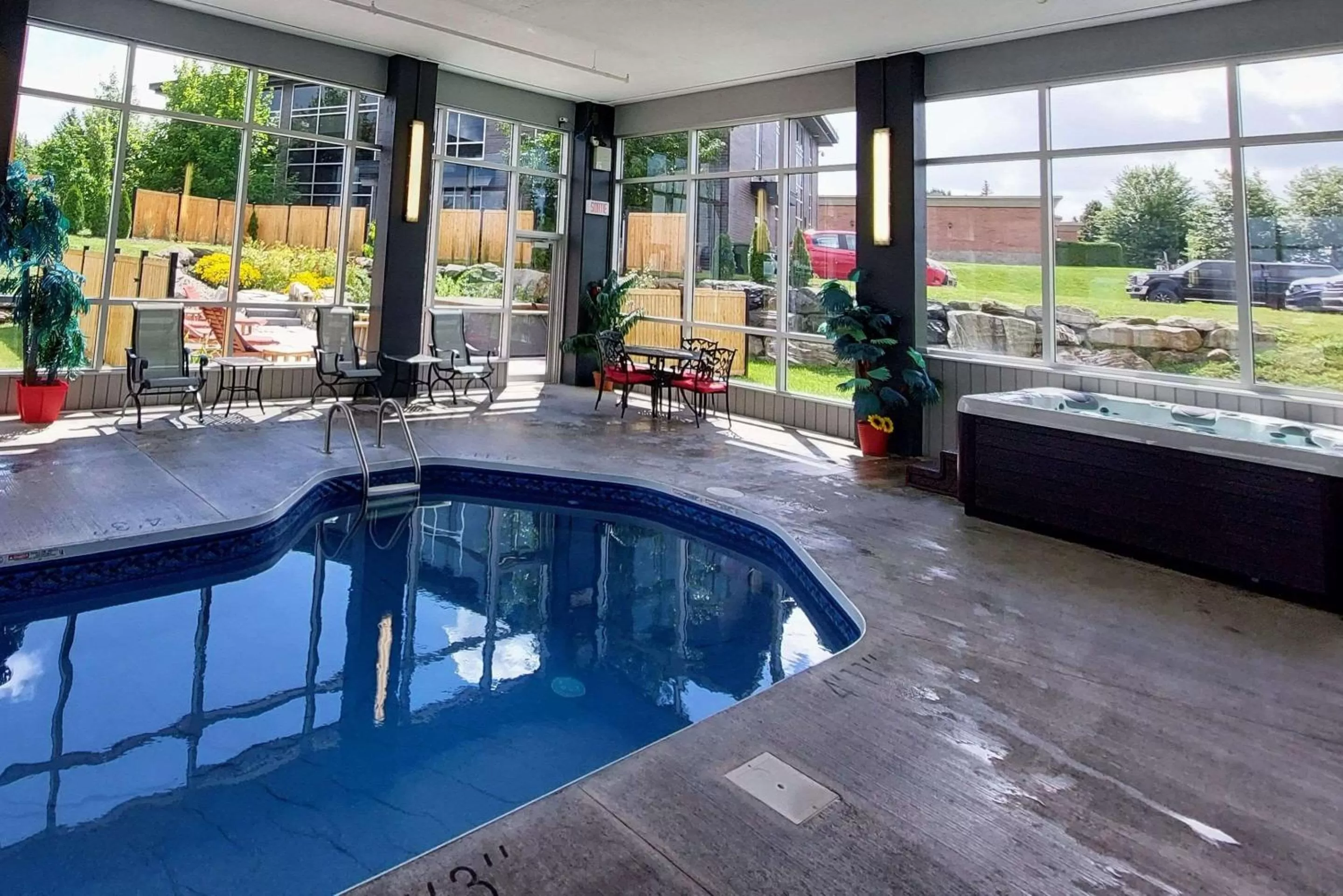Swimming Pool in Quality Inn & Suites Victoriaville