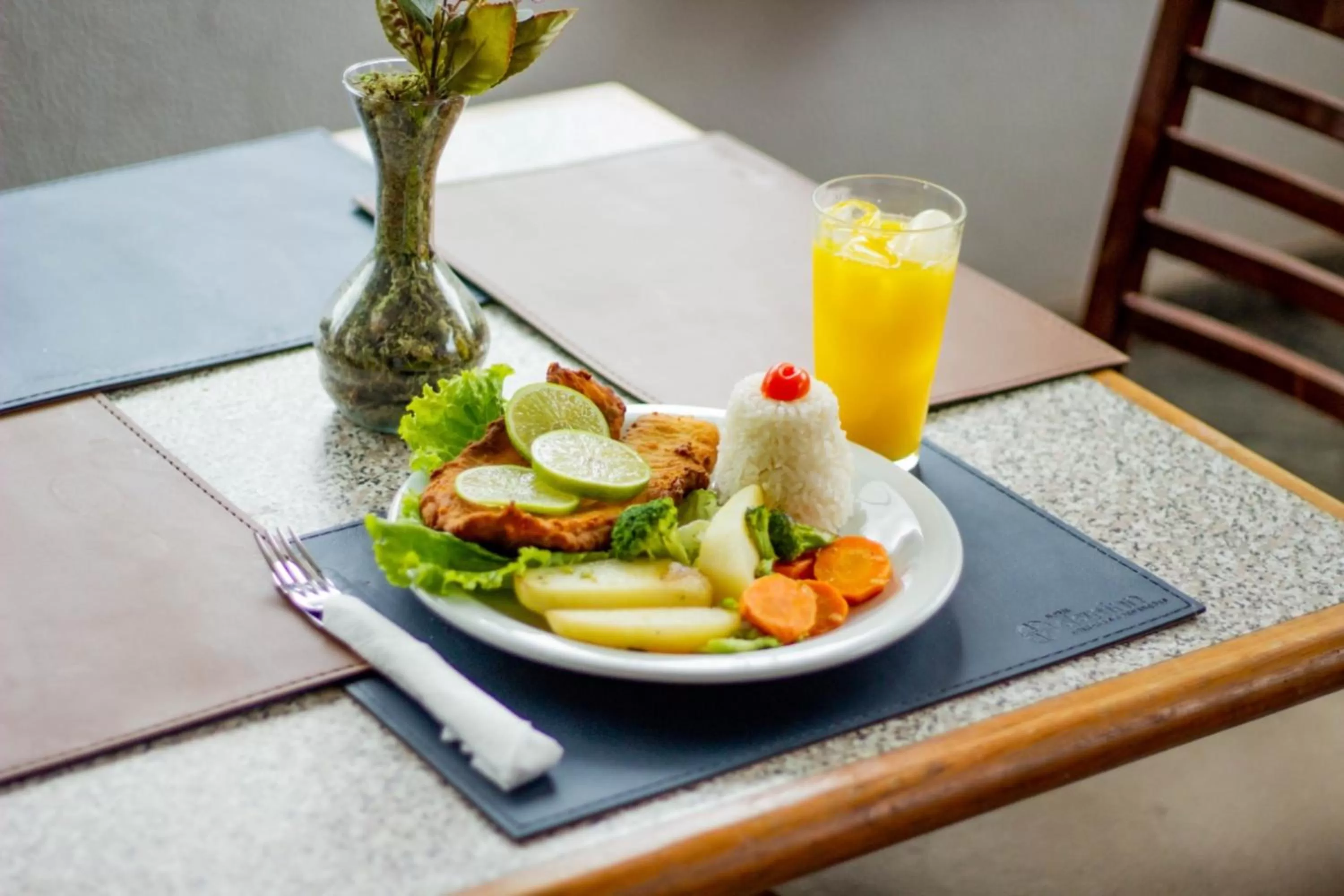 Restaurant/places to eat in Hotel Dan Inn Uberaba & Convenções By Nacional Inn