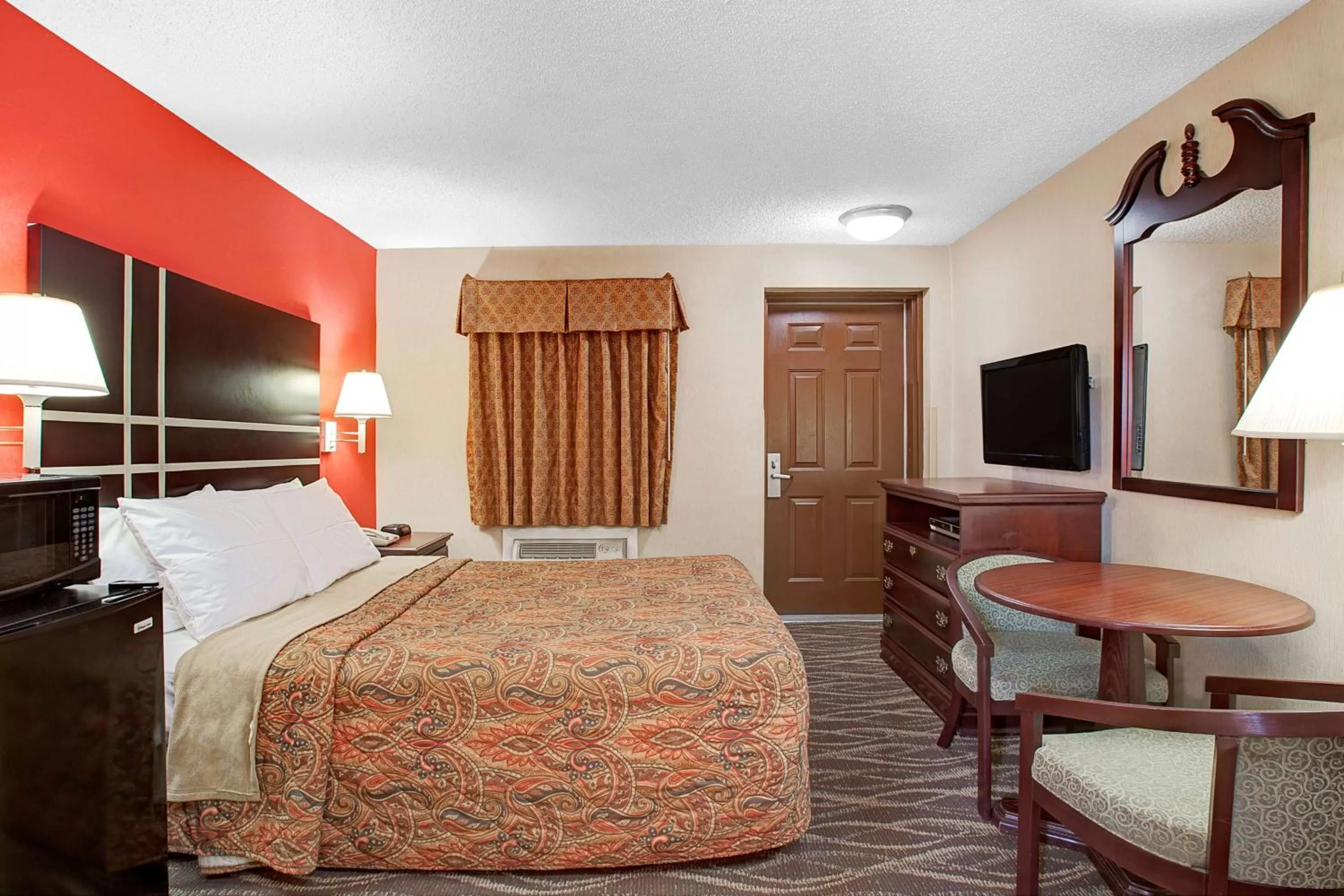 Queen Room - Non-Smoking in Days Inn by Wyndham Ridgefield NJ