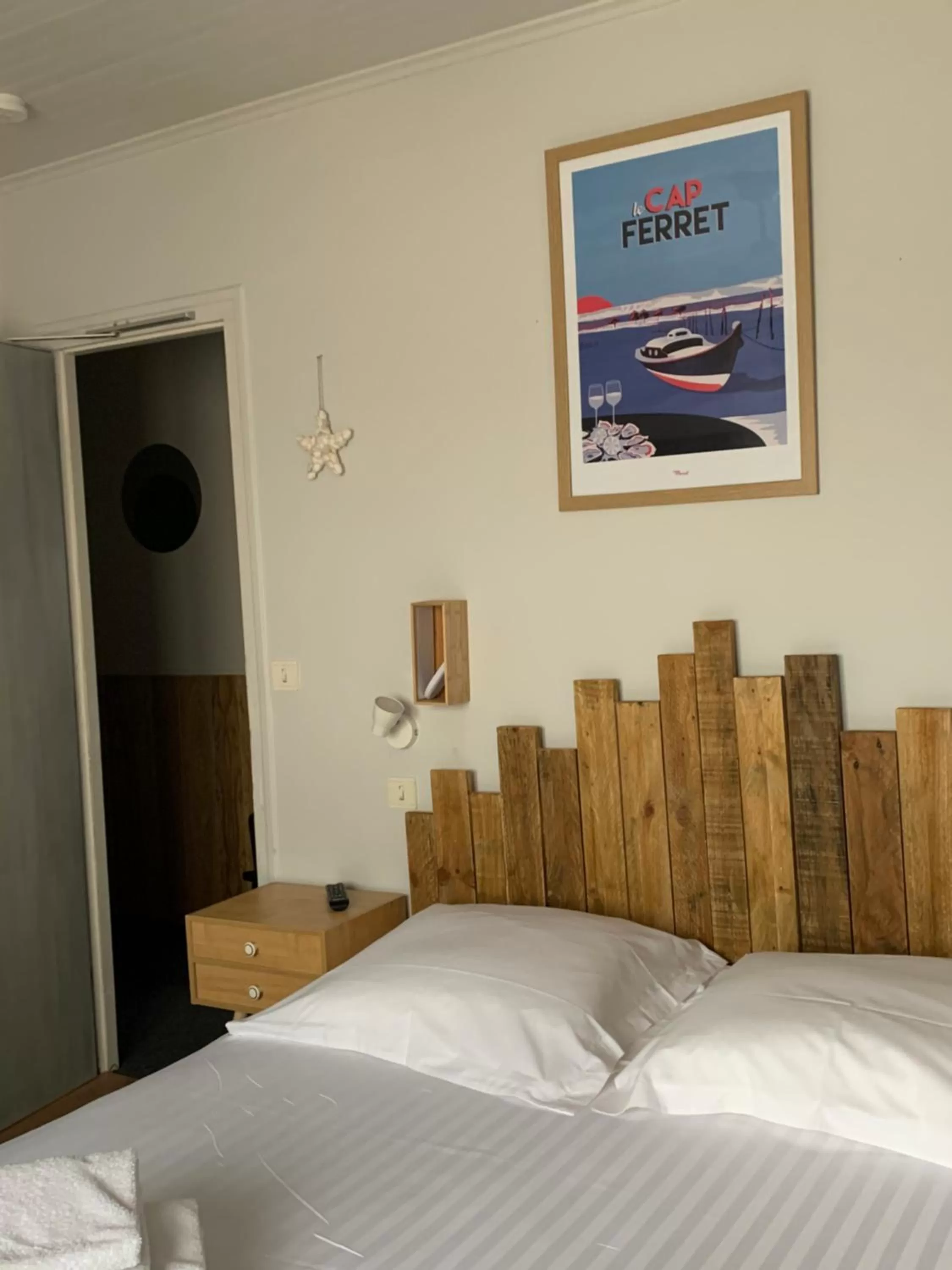 Bed in Hôtel la petite auberge