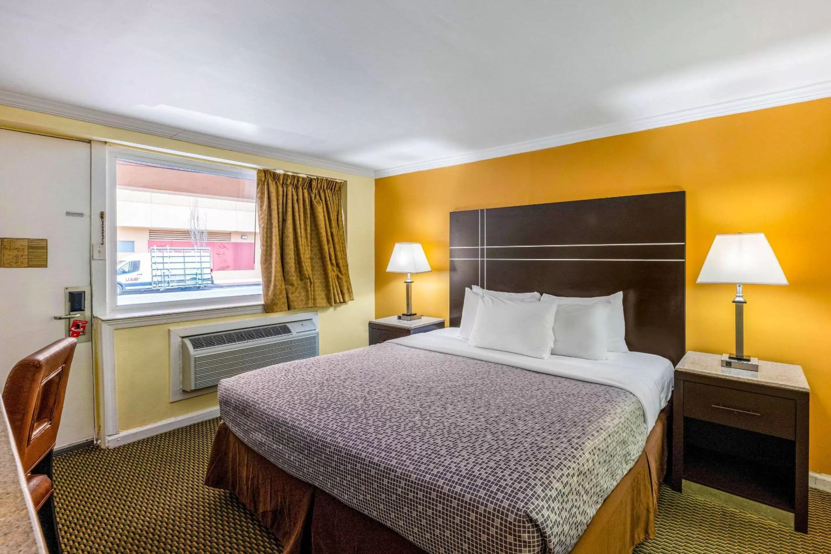Photo of the whole room, Bed in Econo Lodge Beach and Boardwalk