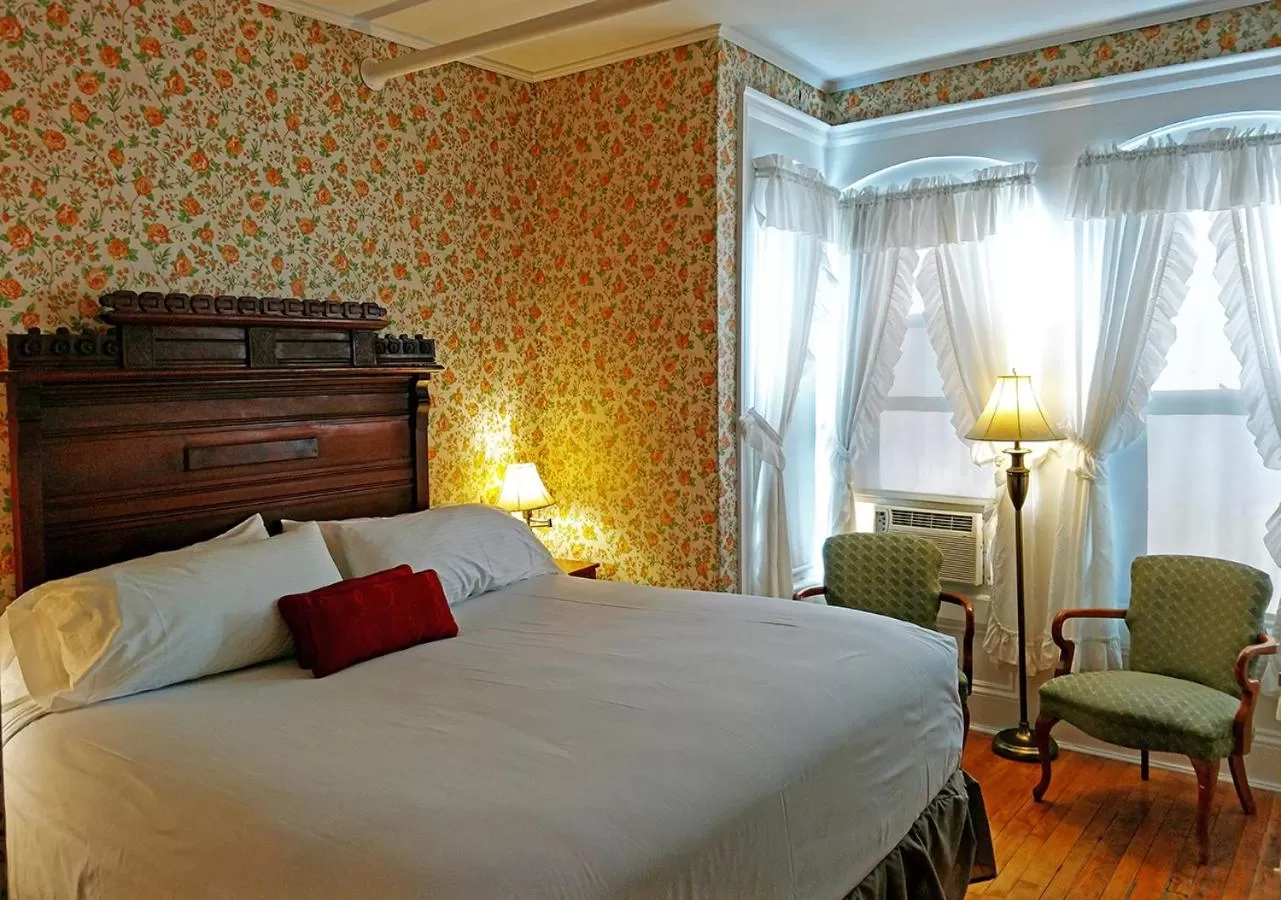 Bedroom, Bed in Thayers Inn