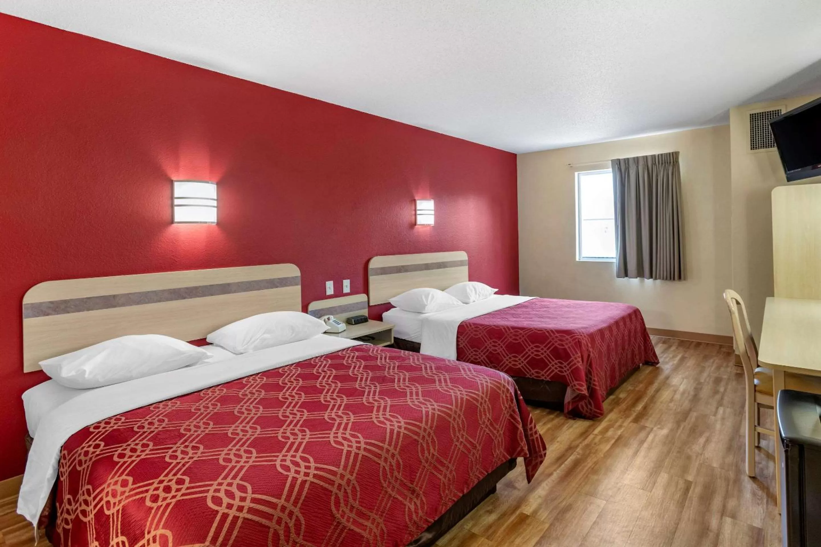 Photo of the whole room, Bed in Econo Lodge Belle Fourche