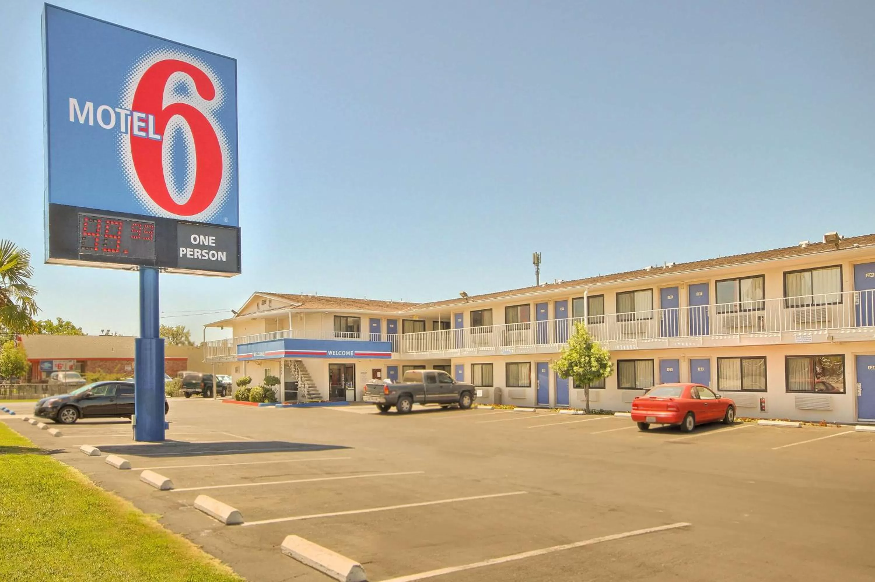 Property building in Motel 6-Fresno, CA - Blackstone North