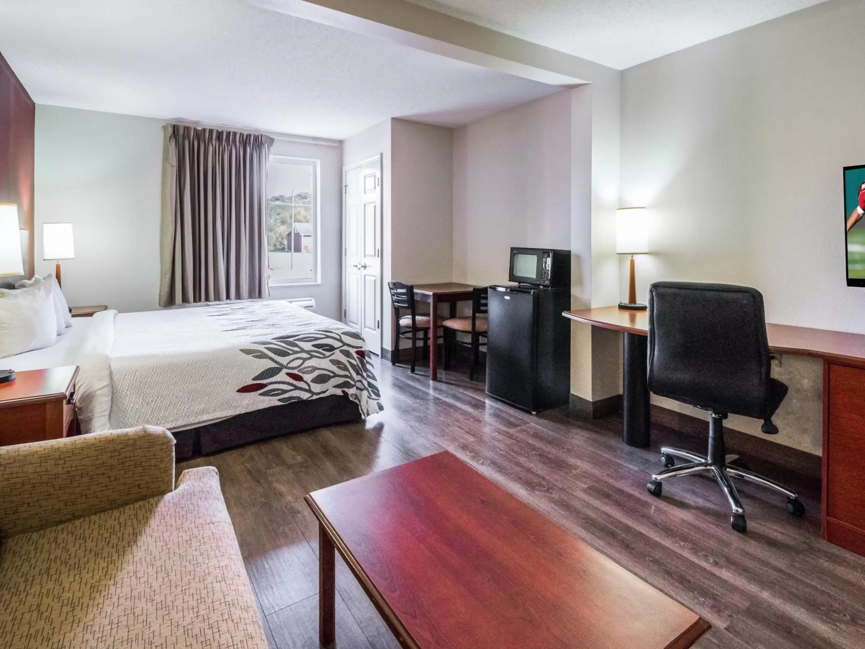 Bedroom in Red Roof Inn Etowah – Athens, TN