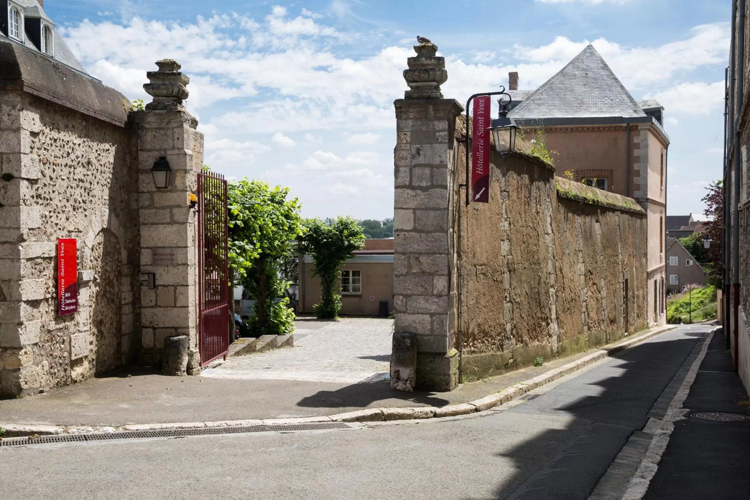 Facade/entrance in Hôtellerie Saint Yves