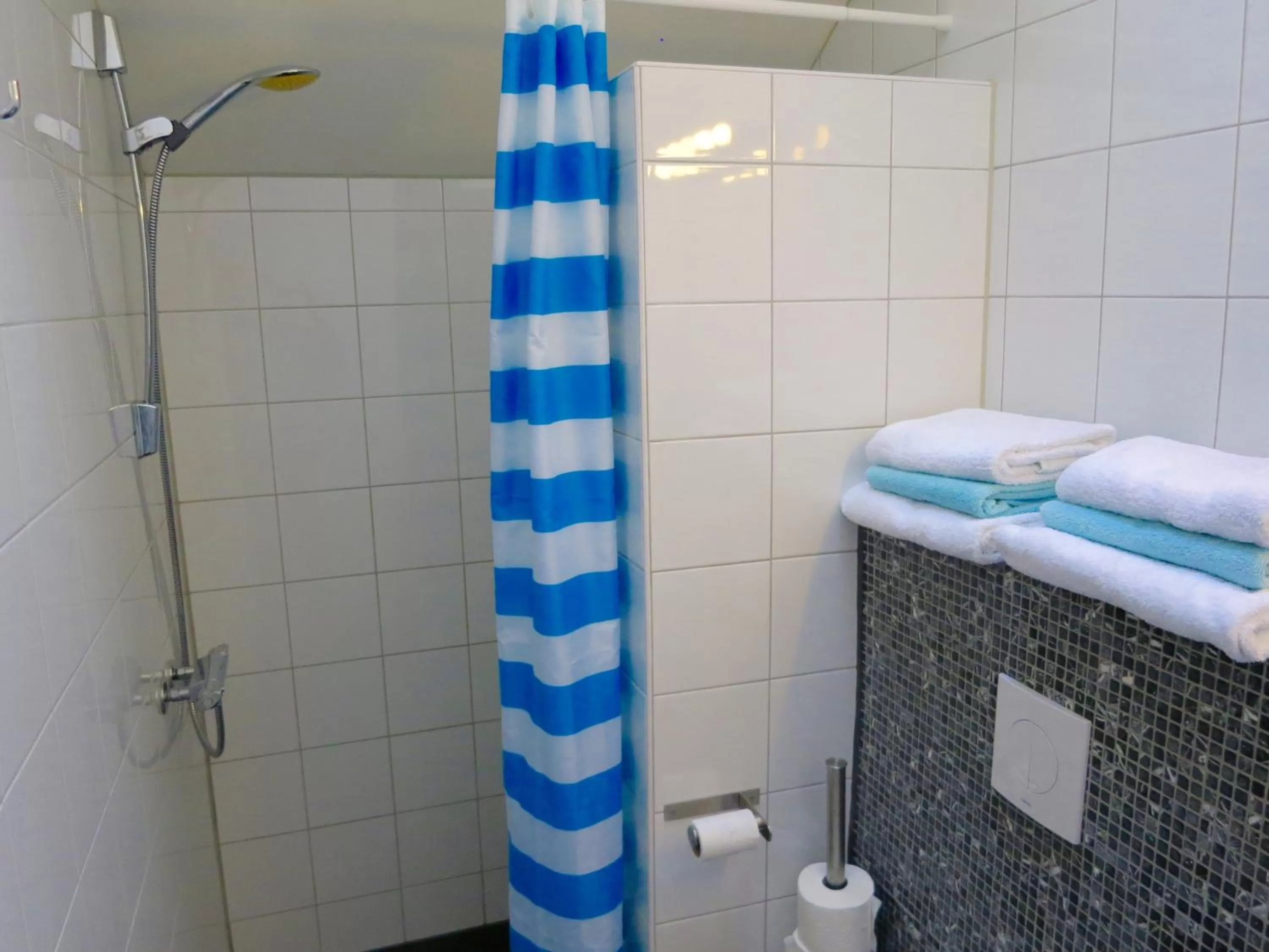 Shower, Bathroom in B&B Vloedlijn Texel