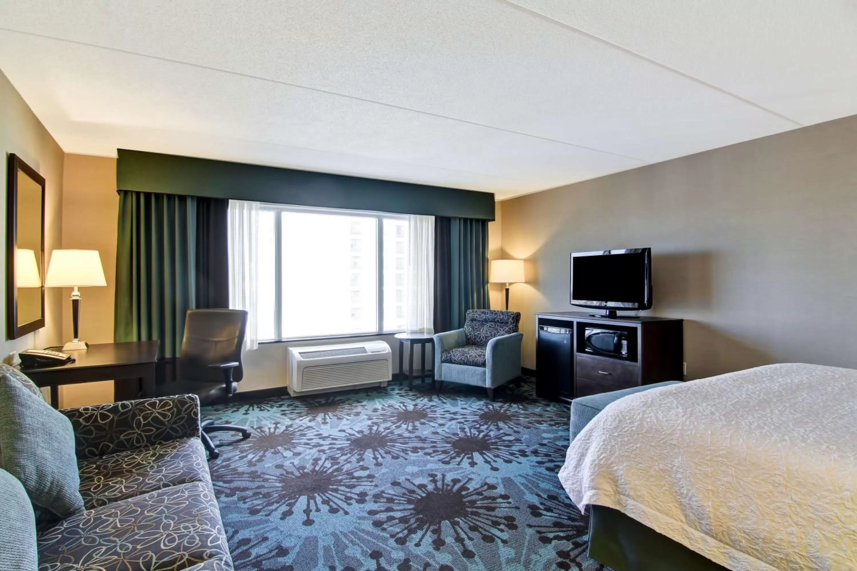Bed in Hampton Inn by Hilton Toronto Airport Corporate Centre
