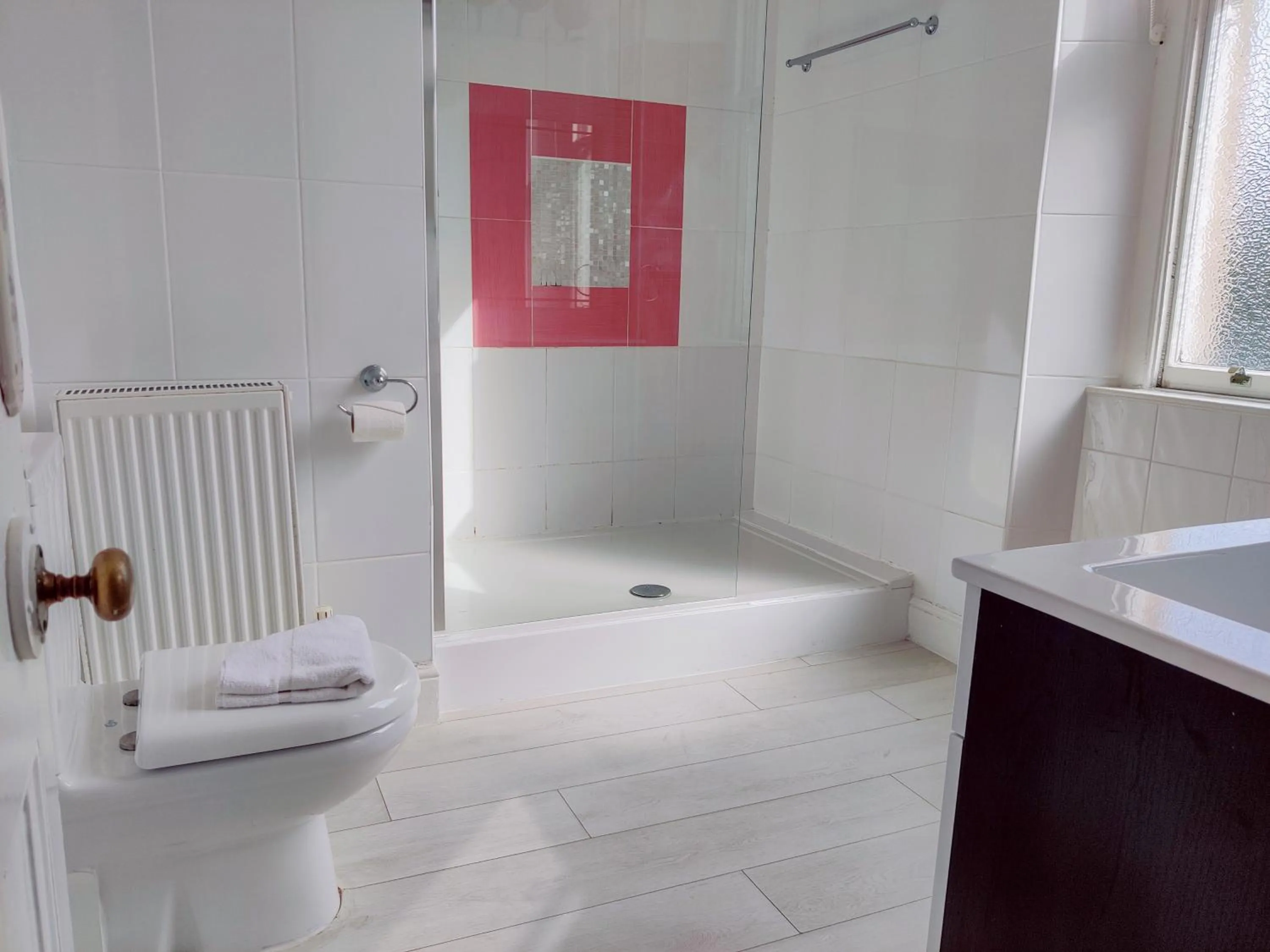 Shower in Wentworth House - Free Parking