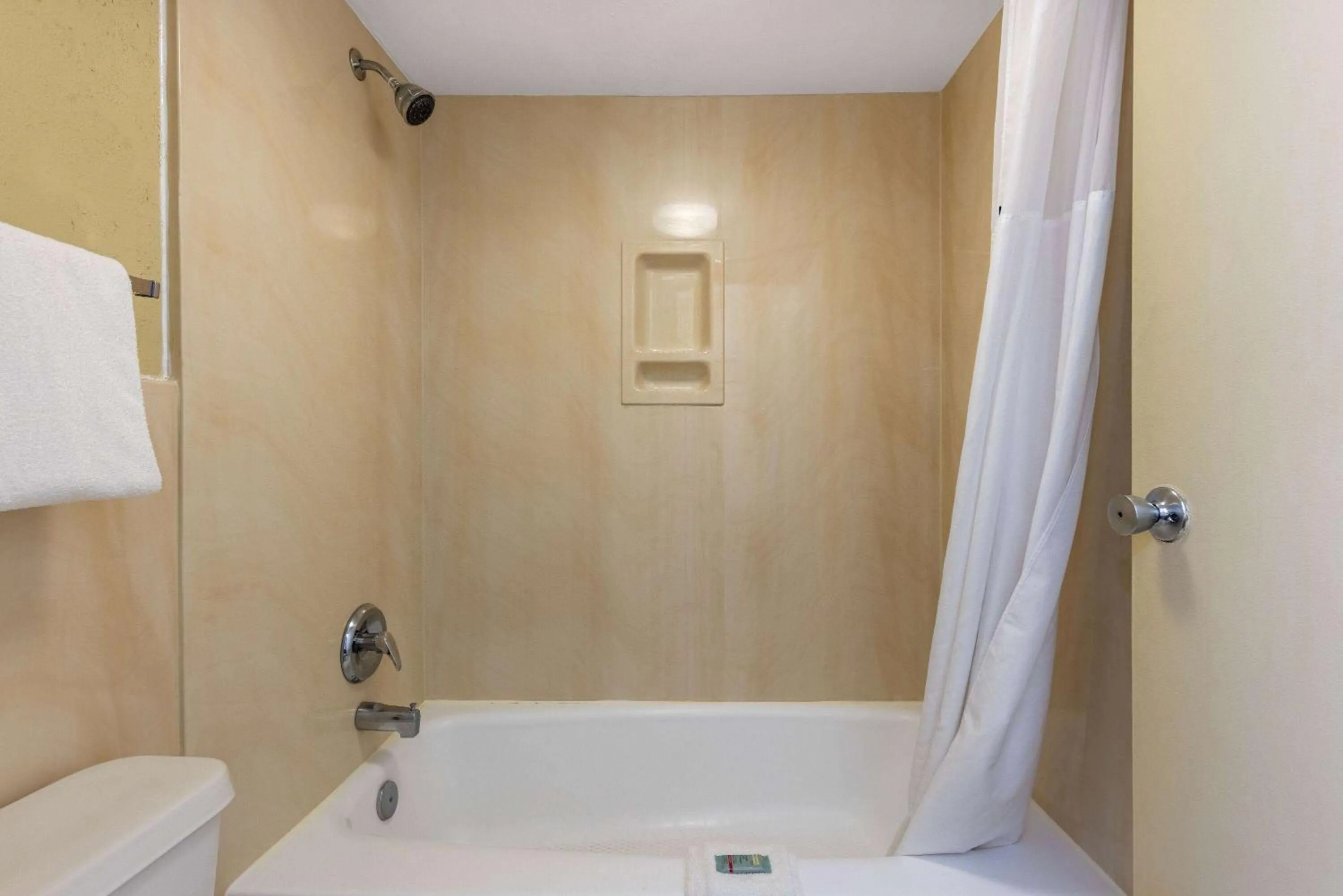 TV and multimedia in Howard Johnson by Wyndham Salem Hotel & Conference Center