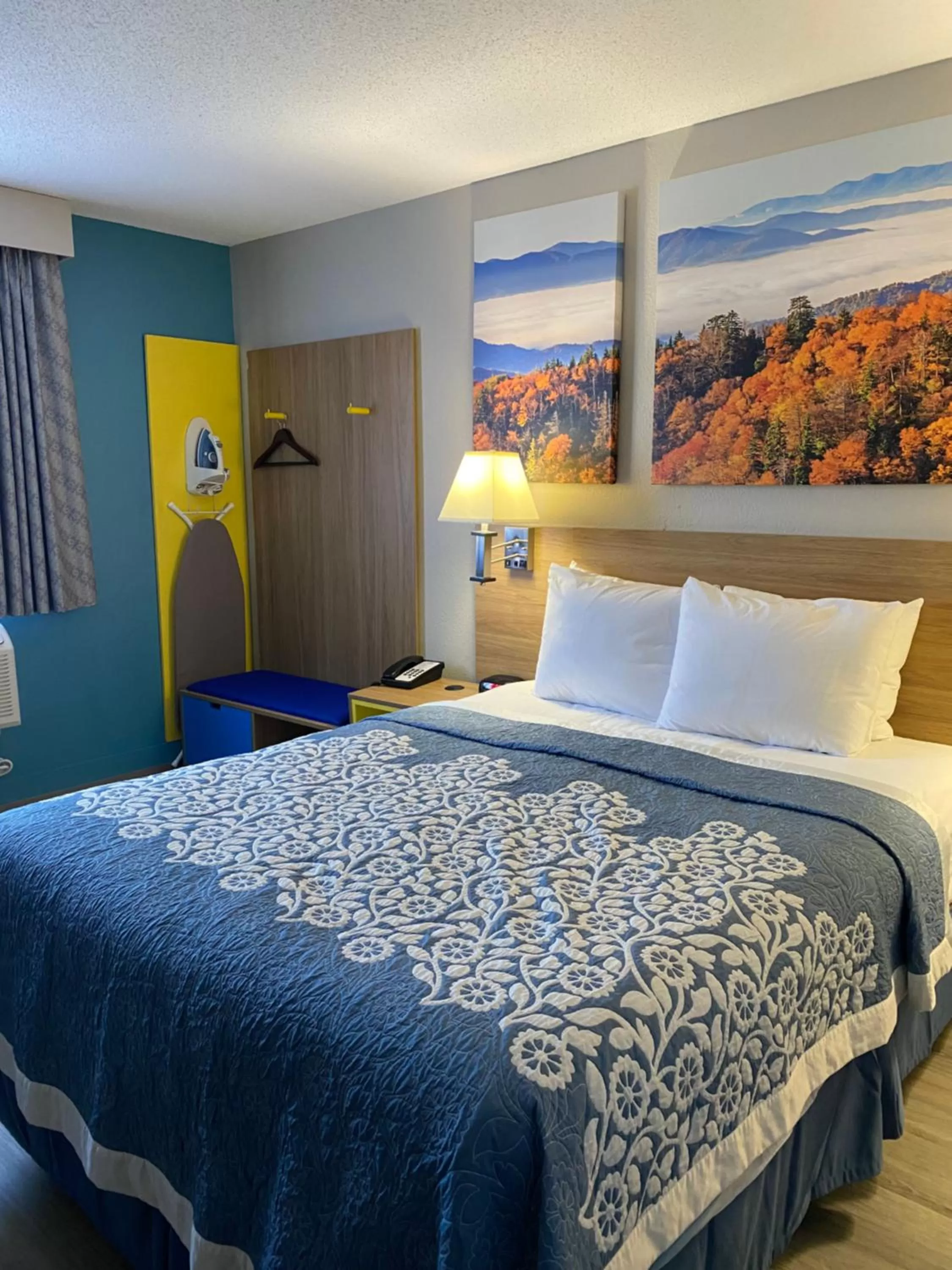 acessibility, Bed in Days Inn by Wyndham Brunswick Bath Area