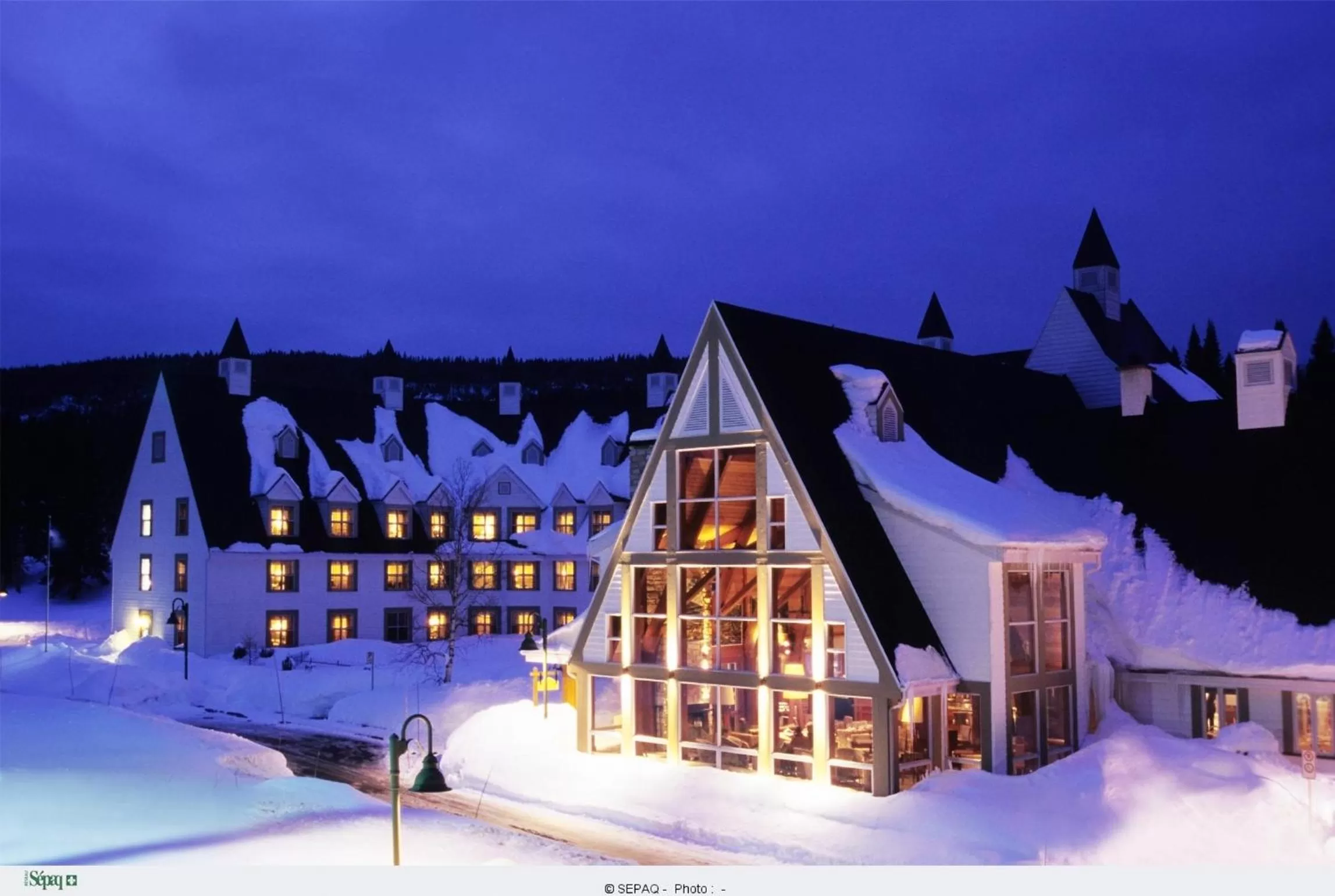 Facade/entrance in Gîte du Mont-Albert - Sepaq