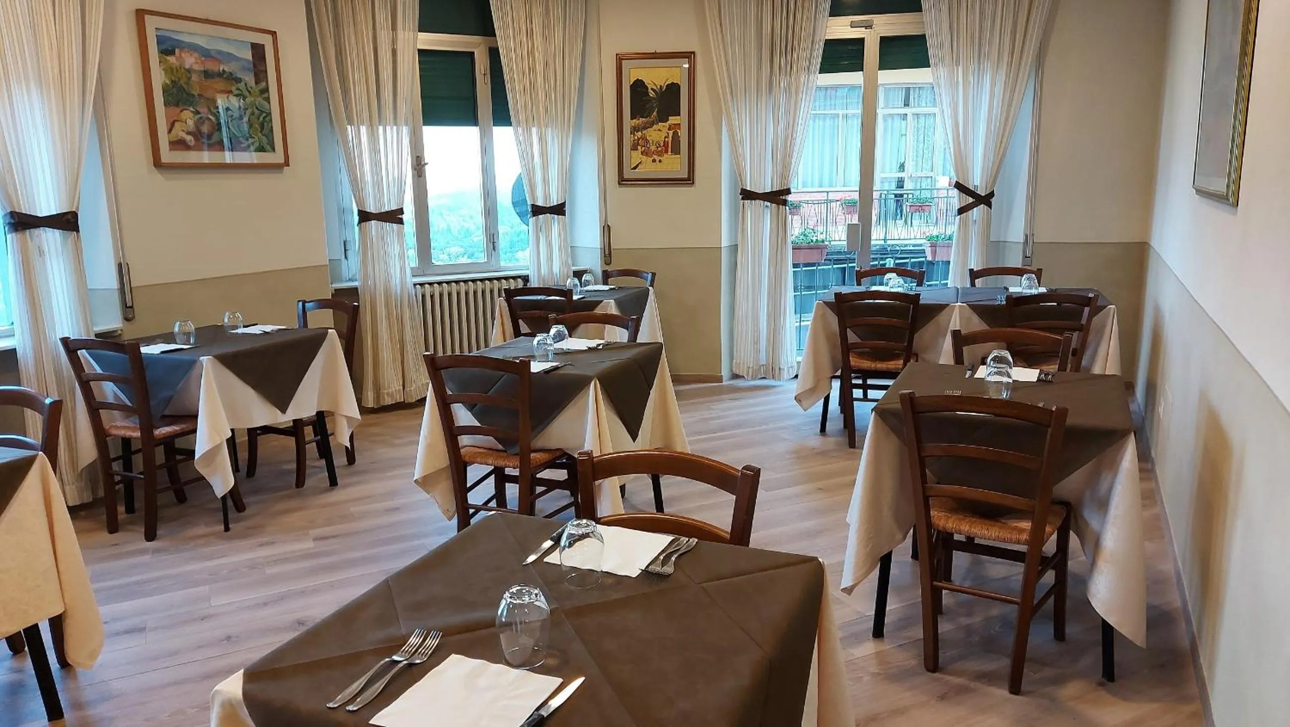 Restaurant/places to eat in Amelia Hotel