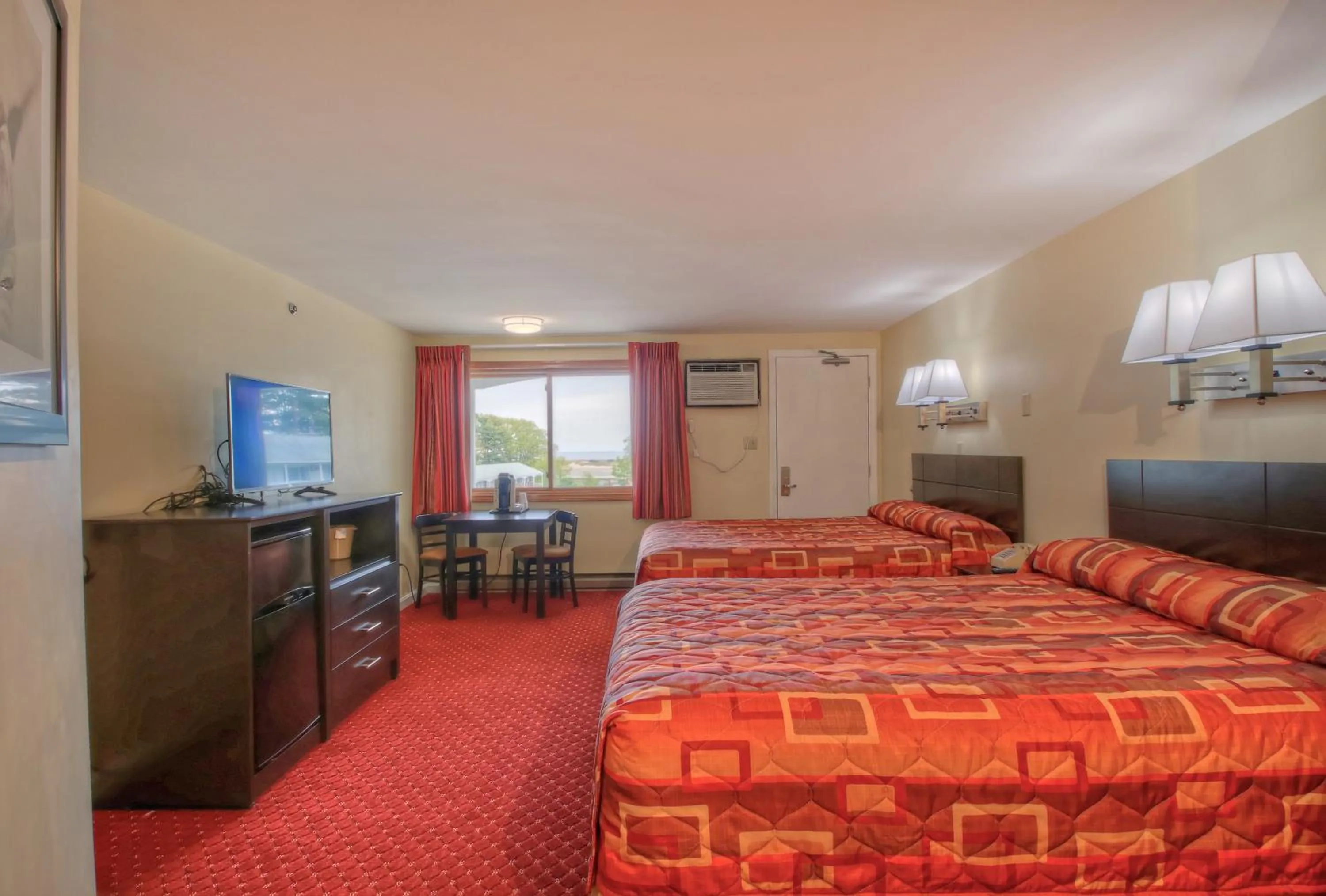 Photo of the whole room, Bed in Ogunquit Tides